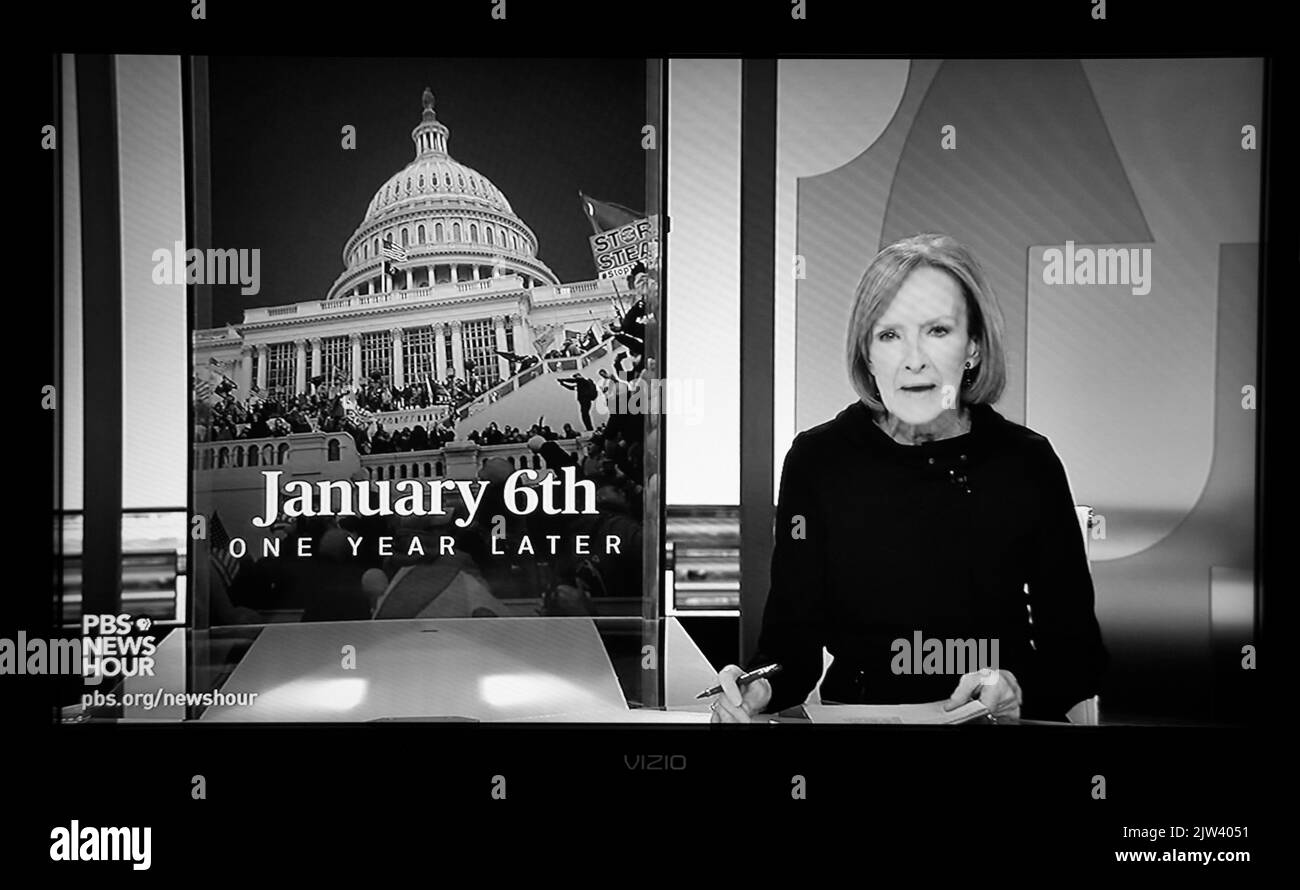 Une capture d'écran de PBS TV NewsHour d'un journal avec des rapports sur l'anniversaire de l'attaque de 6 janvier sur le Capitole des États-Unis. Banque D'Images