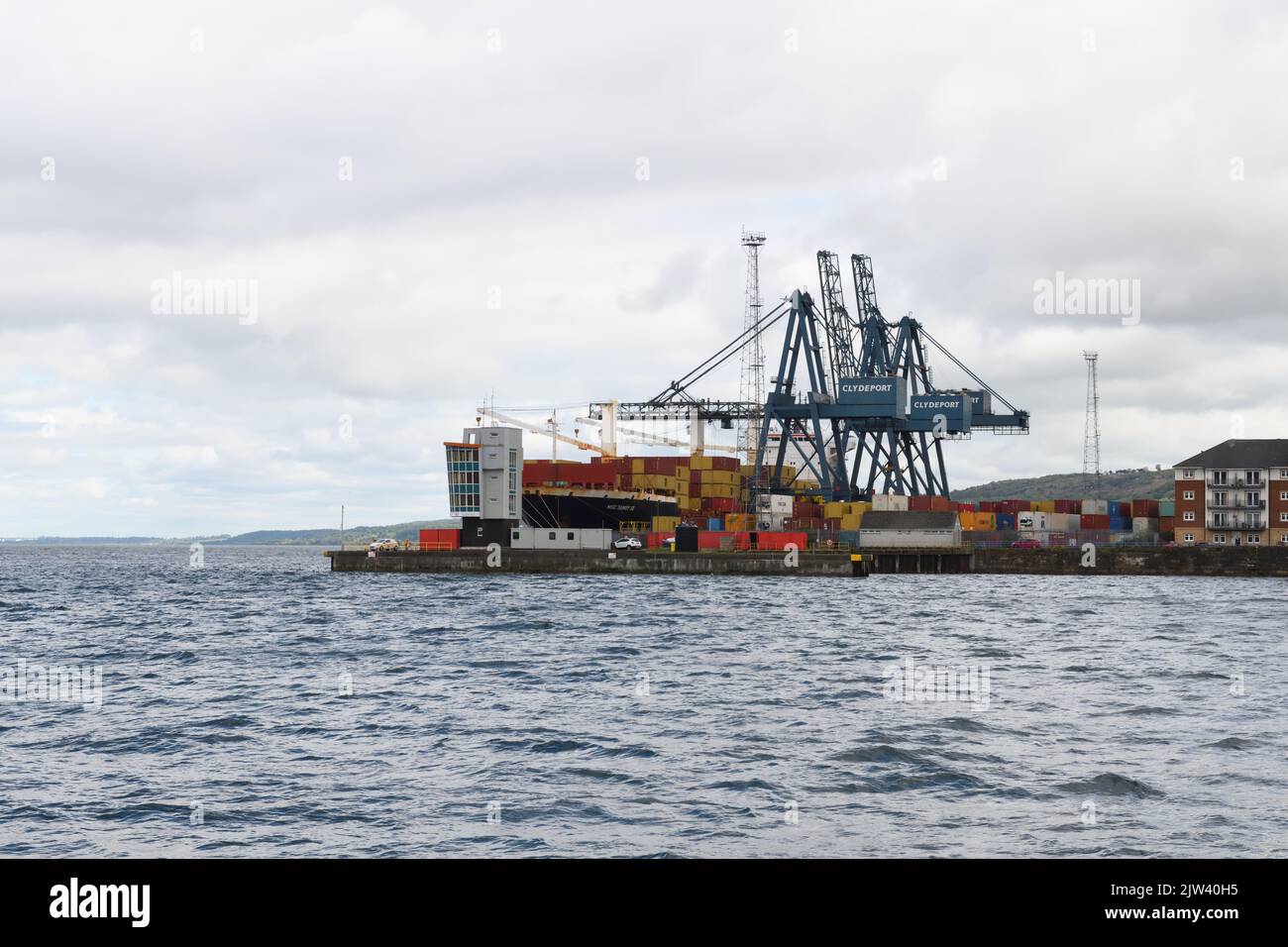 Tour de contrôle de l'estuaire et grues du dépôt de fret Clydeport sur la rivière Clyde sur l'esplanade de Greenock, Écosse, Royaume-Uni Banque D'Images