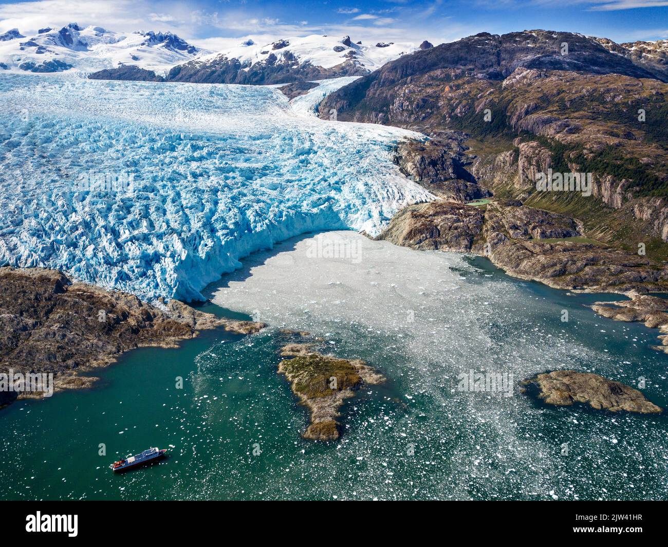 Glacier El Brujo sur le bord de la Manche Sarmiento dans le parc national  de Bernardo O'Higgins à Patagonia Chile fjords près de Puerto Natales, Chili  Photo Stock - Alamy