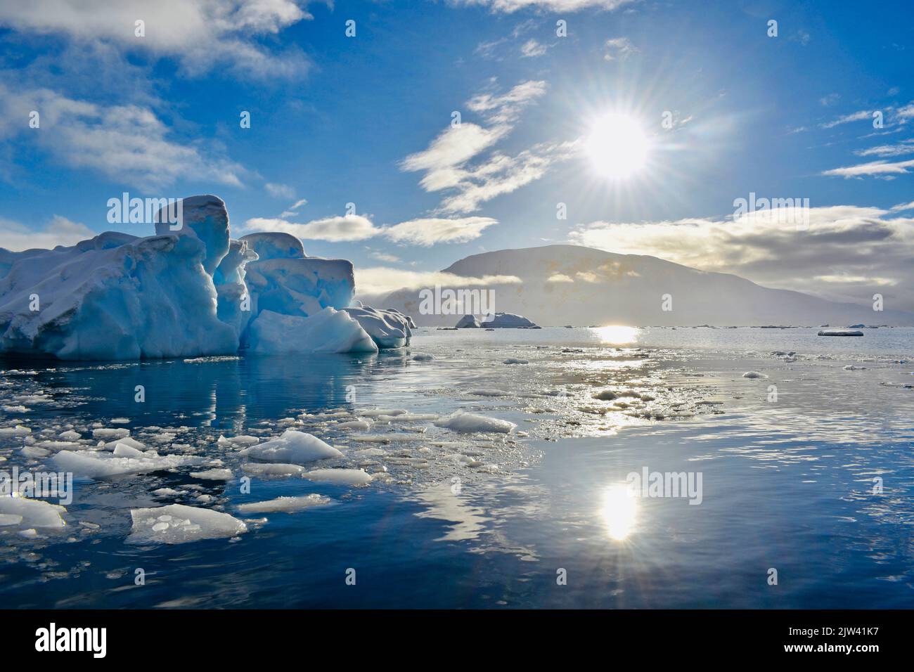 Coucher de soleil paysage Antarctique, Paradise Harbour alias Paradise Bay alias Paradise Harbour. Coucher de soleil polaire en fin de saison. Fusion des pôles. L'Antarctique est TH Banque D'Images
