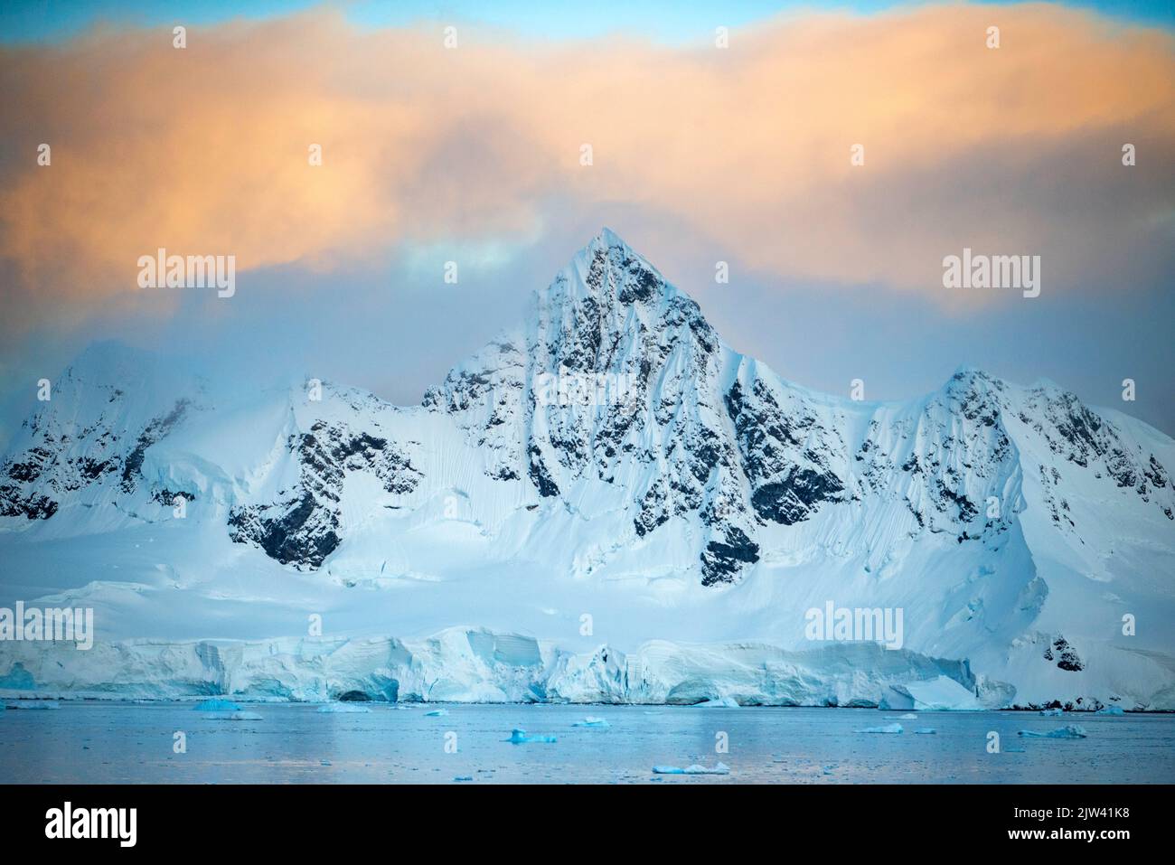 Paysage de la baie Wilhelmina au sunrice en Antarctique, régions polaires septième continent. Fusion des pôles. L'Antarctique est le continent qui souffre M. Banque D'Images