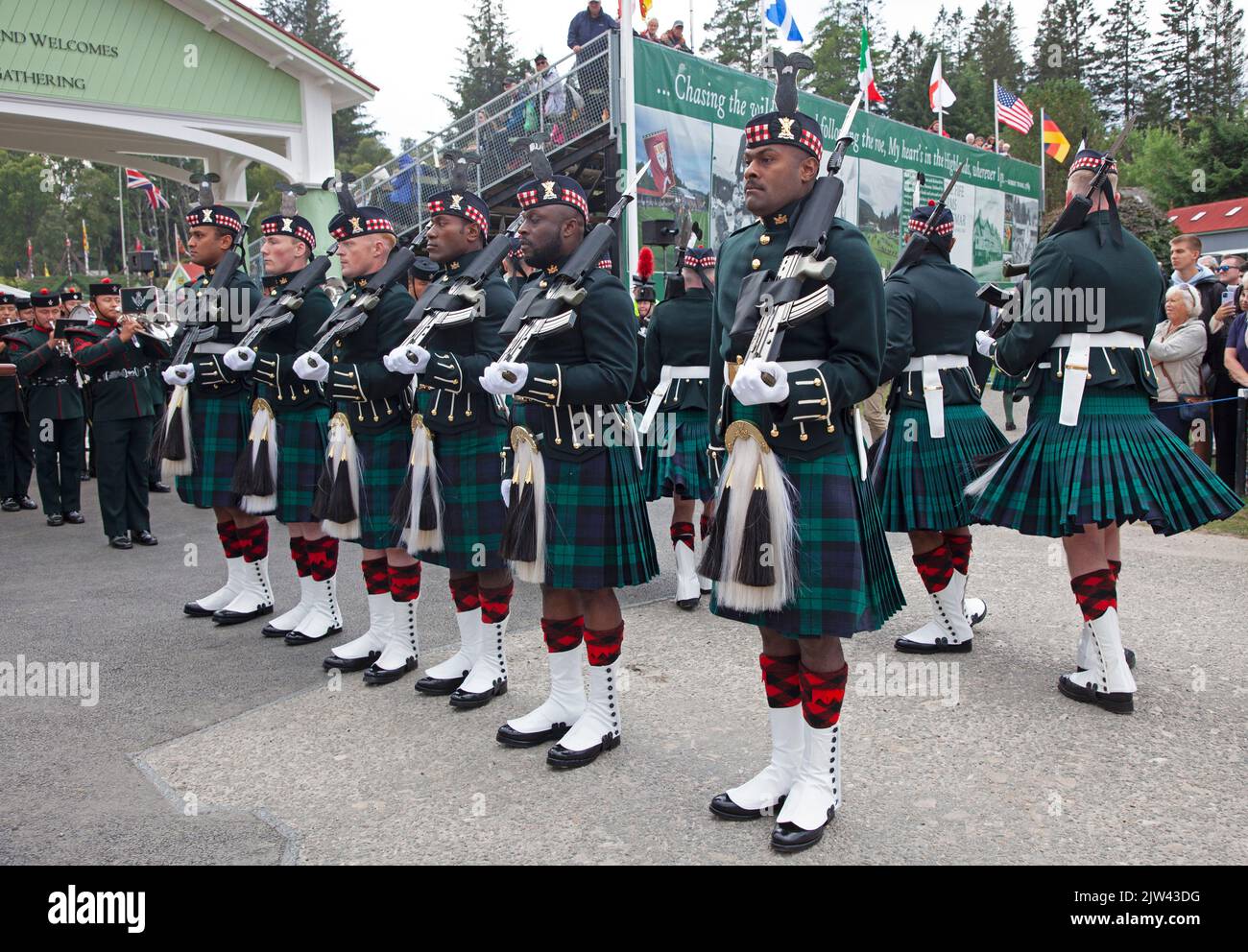 Braemar, Aberdeenshire Scotland, Royaume-Uni. 3rd septembre 2022. Braemar Royal Highland Gathering 2022. Les groupes de tubes de masse et les jeux de montagnes ont gardé un public de capacité divertit pendant une journée terne mais sec. Banque D'Images