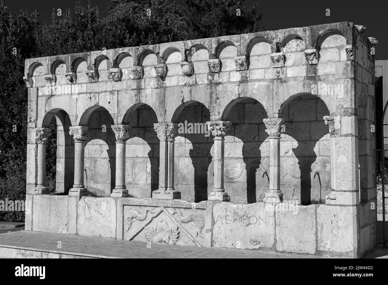 Isernia, Molise. La fontaine fraternelle. Est une élégante fontaine publique, ainsi qu'un symbole, de la ville d'Isernia. Banque D'Images