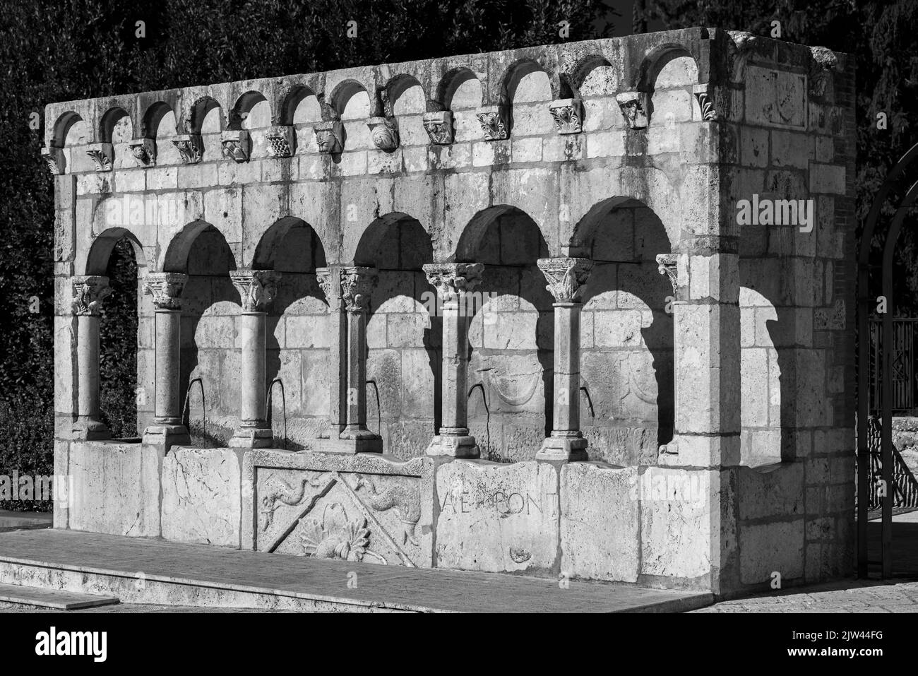 Isernia, Molise. La fontaine fraternelle. Est une élégante fontaine publique, ainsi qu'un symbole, de la ville d'Isernia. Banque D'Images