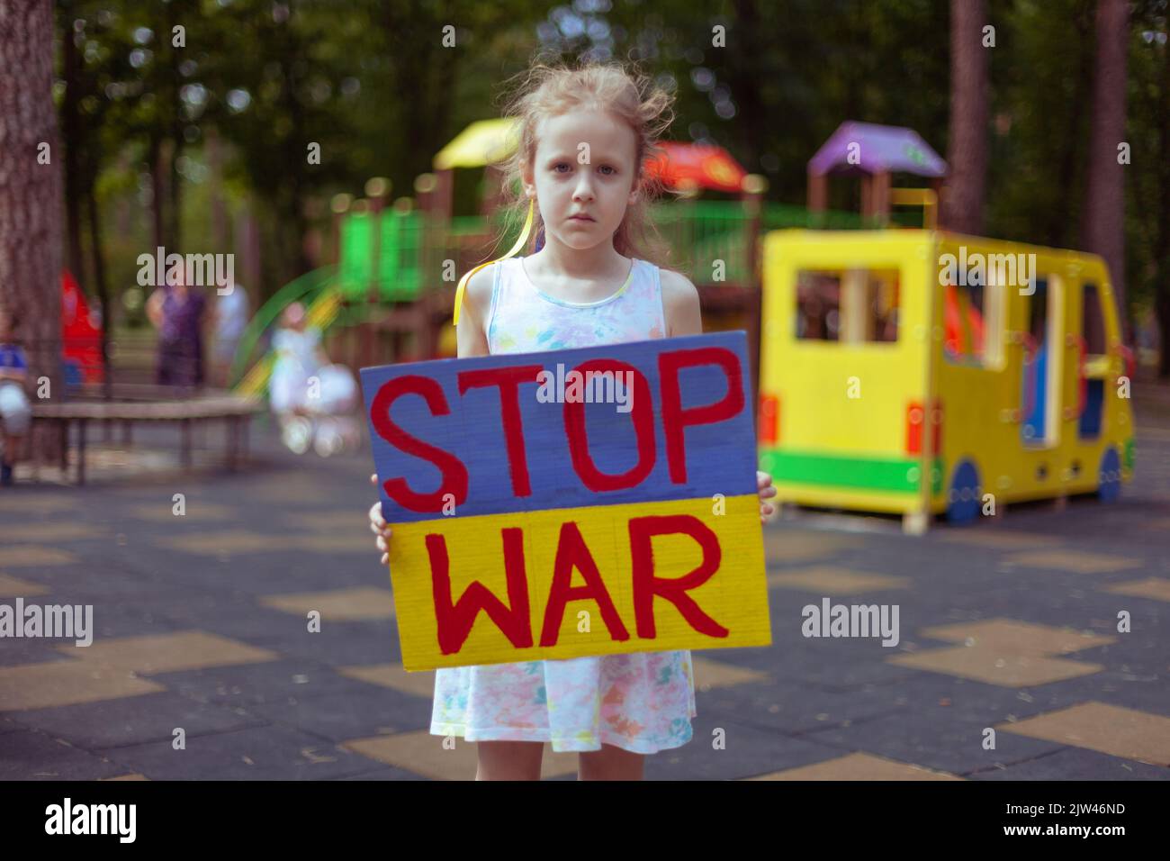 Une jeune fille ukrainienne demande de mettre fin à la guerre. Dans ses mains, arrêter la guerre. Banque D'Images