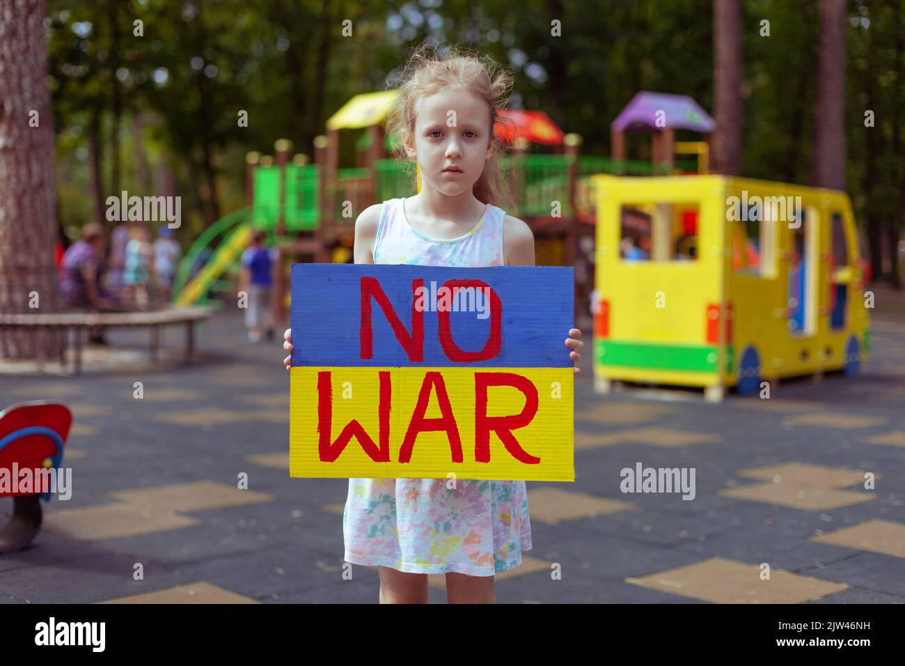 Une jeune fille ukrainienne demande de mettre fin à la guerre. Dans ses mains, pas de guerre. Banque D'Images