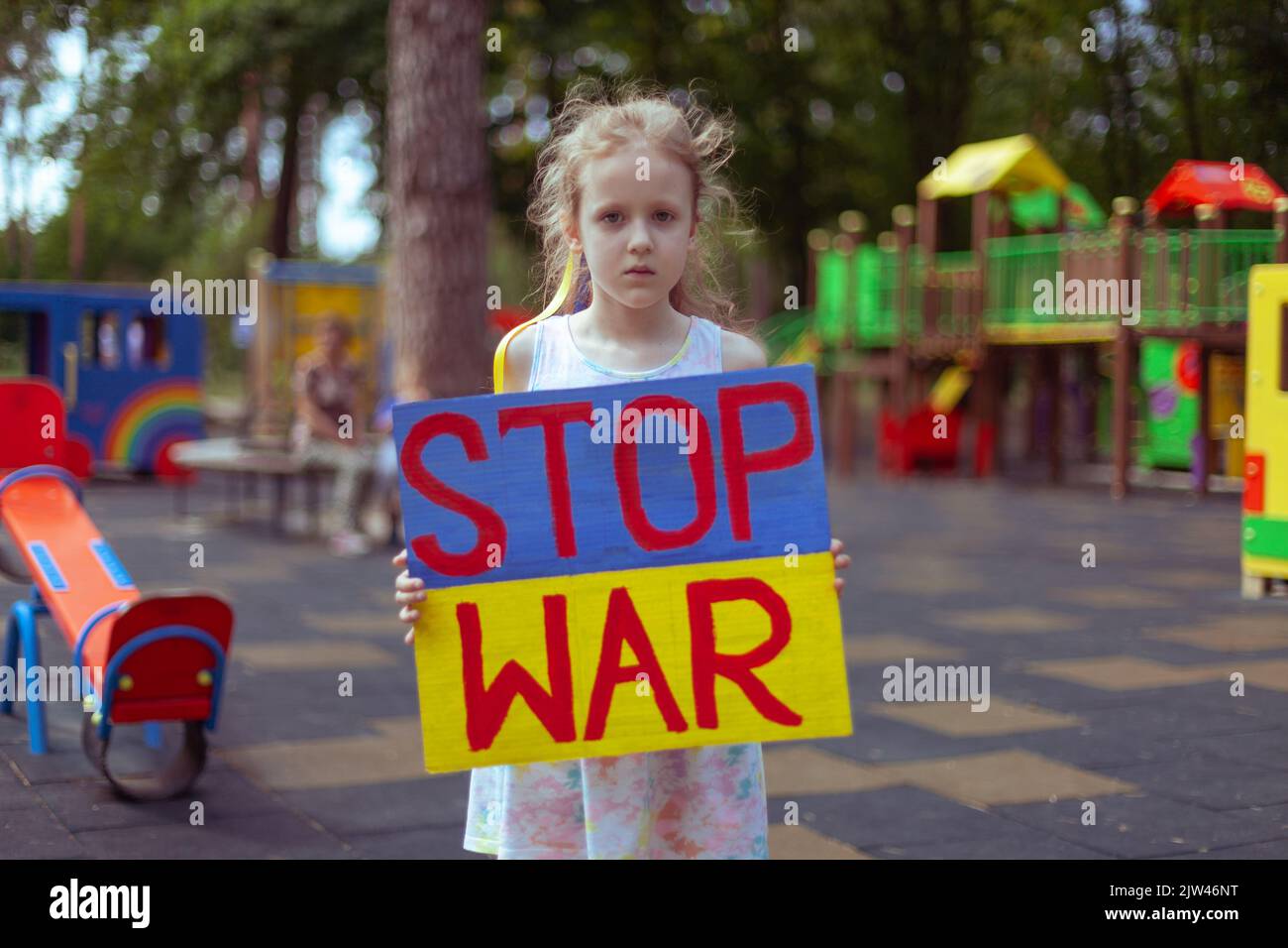 Une jeune fille ukrainienne demande de mettre fin à la guerre. Dans ses mains, arrêter la guerre. Banque D'Images