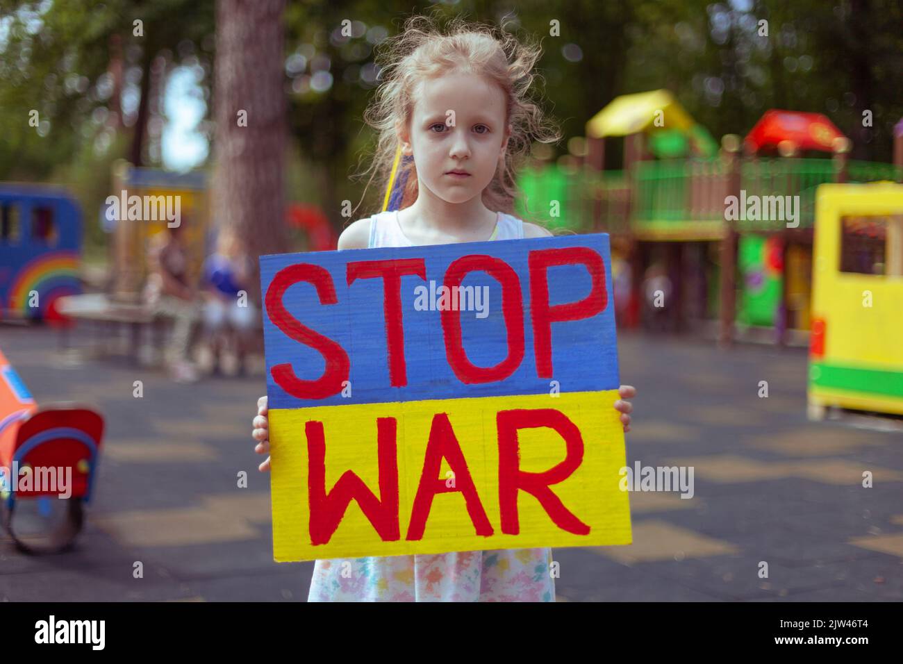 Une jeune fille ukrainienne demande de mettre fin à la guerre. Dans ses mains, arrêter la guerre. Banque D'Images