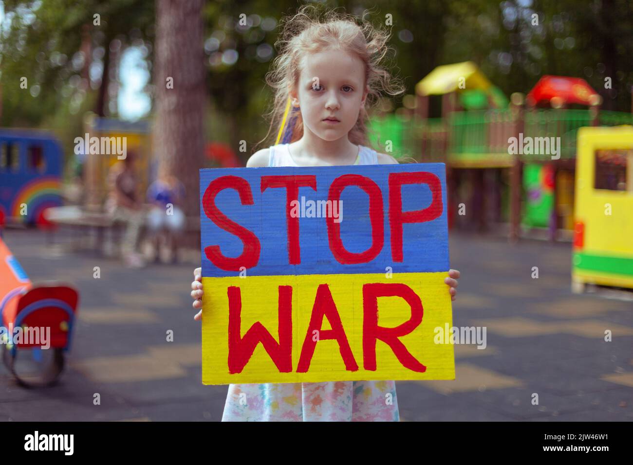 Une jeune fille ukrainienne demande de mettre fin à la guerre. Dans ses mains, arrêter la guerre. Banque D'Images