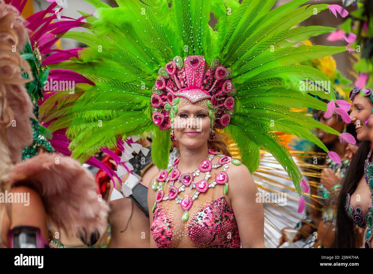 NOTTING HILL, LONDRES, ANGLETERRE- 29 août 2022 : femmes portant des tenues de samba le deuxième jour du Carnaval de Notting Hill 2022 Banque D'Images