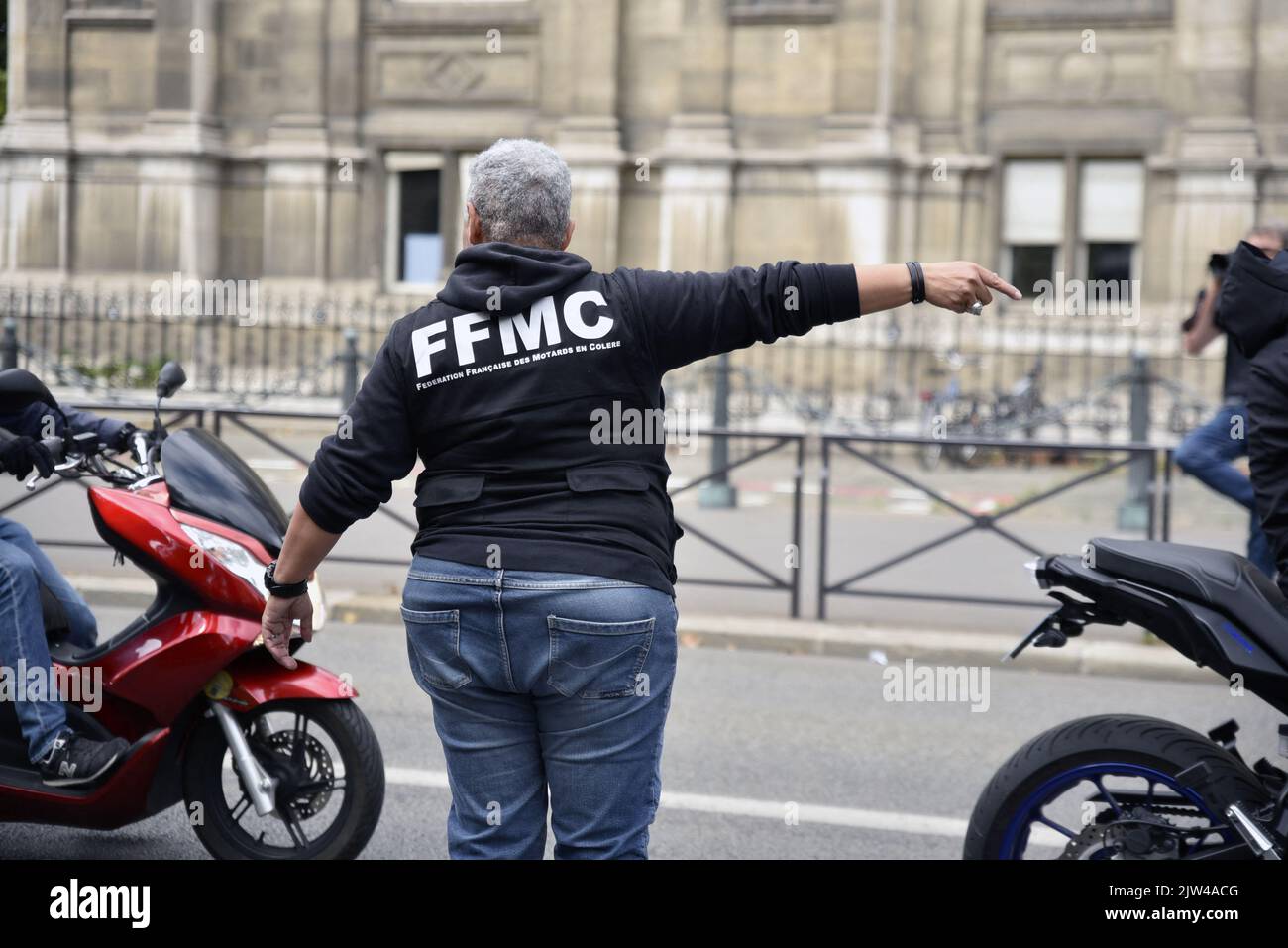 Les motards se rassemblent à côté de l'hôtel de ville à l'appel de la Fédération des Motards en Colere (FMCC) pour protester contre le parking payant des deux roues installé à Paris, en France, sur 3 septembre 2022. La fin d'une ère gracieuse. Depuis 1 septembre 2022, les deux roues motorisées par thermique ont dû payer pour se garer dans les rues de Paris, une mesure qui irrite la communauté des utilisateurs. Photo de Patrice Pierrot/ABACAPRESS.COM Banque D'Images