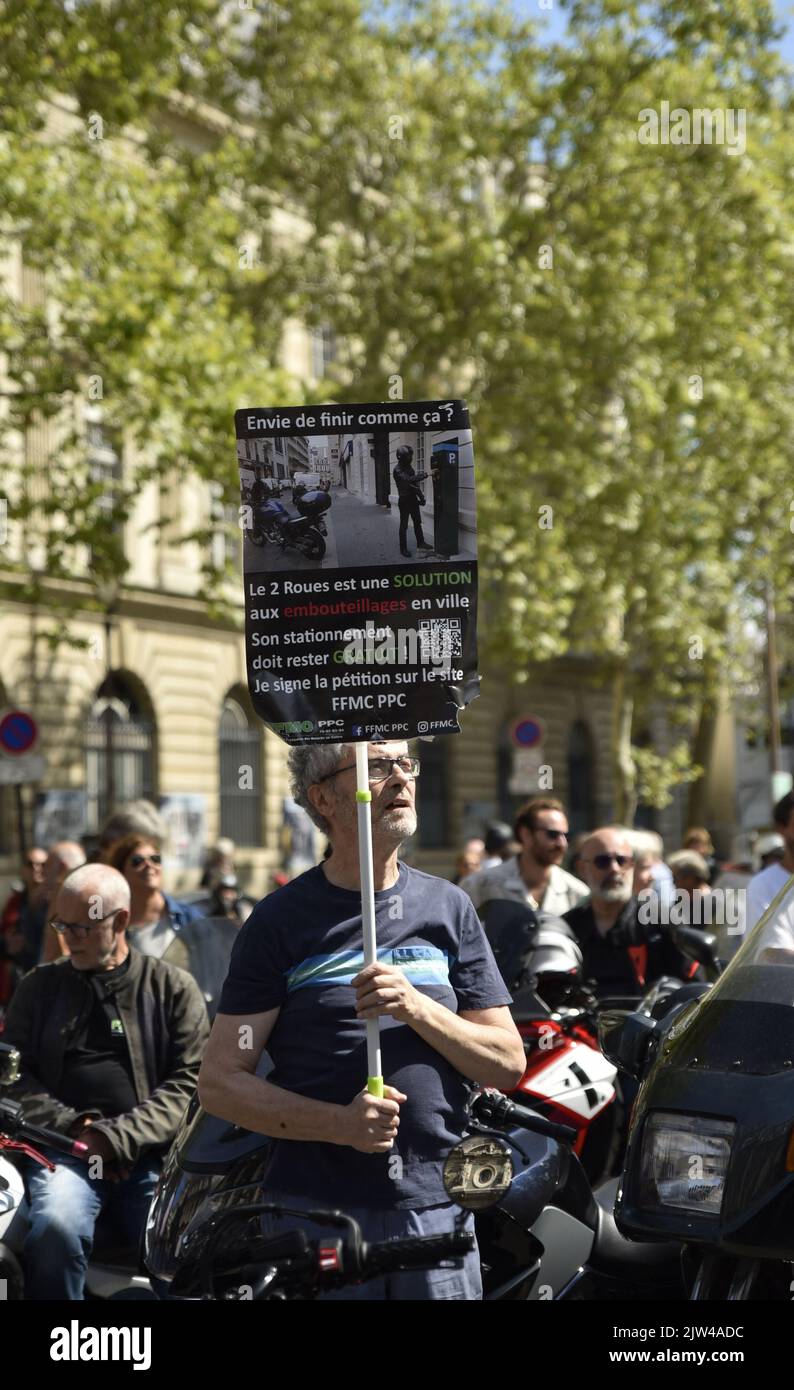 Les motards se rassemblent à côté de l'hôtel de ville à l'appel de la Fédération des Motards en Colere (FMCC) pour protester contre le parking payant des deux roues installé à Paris, en France, sur 3 septembre 2022. La fin d'une ère gracieuse. Depuis 1 septembre 2022, les deux roues motorisées par thermique ont dû payer pour se garer dans les rues de Paris, une mesure qui irrite la communauté des utilisateurs. Photo de Patrice Pierrot/ABACAPRESS.COM Banque D'Images
