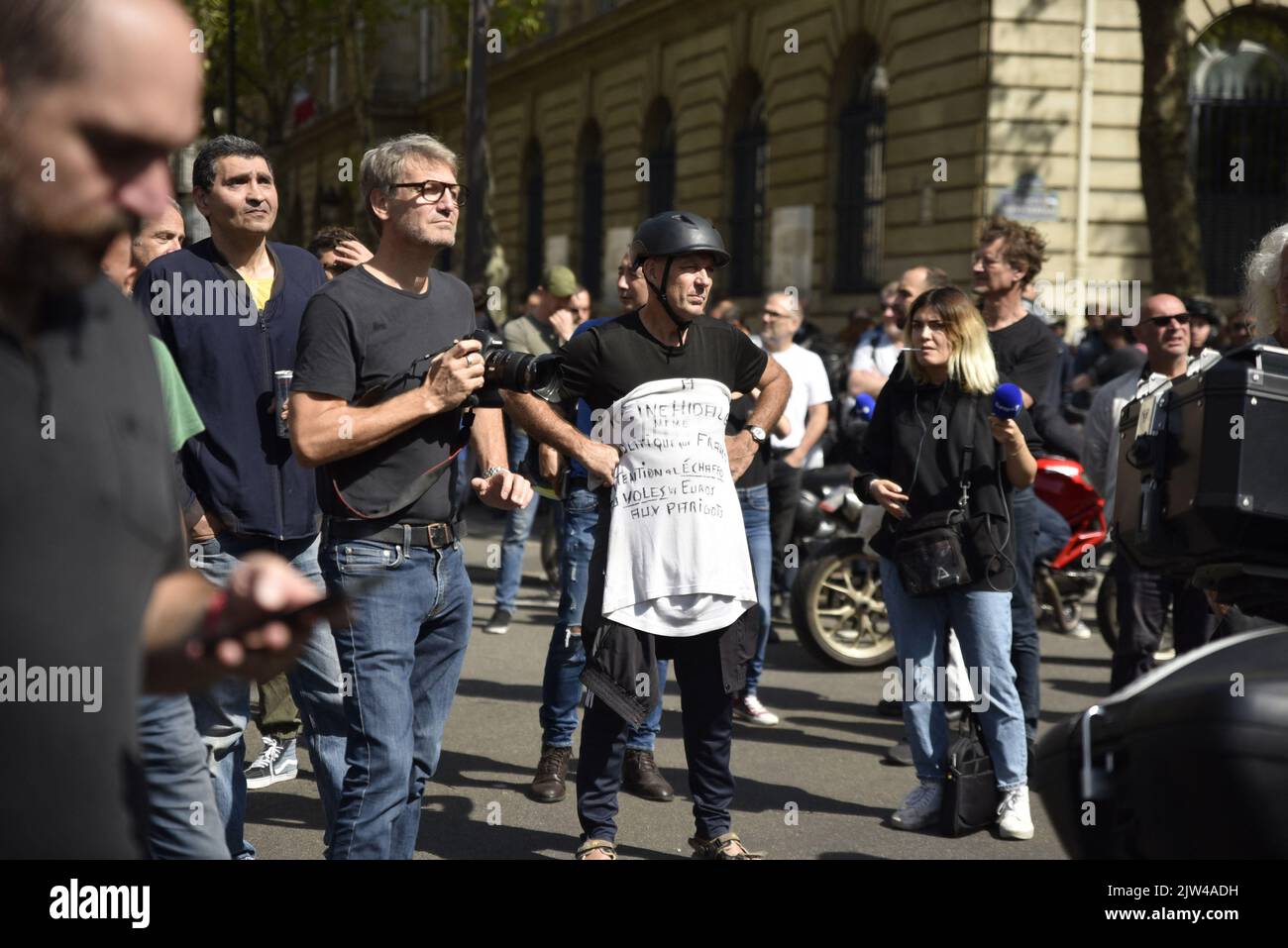 Les motards se rassemblent à côté de l'hôtel de ville à l'appel de la Fédération des Motards en Colere (FMCC) pour protester contre le parking payant des deux roues installé à Paris, en France, sur 3 septembre 2022. La fin d'une ère gracieuse. Depuis 1 septembre 2022, les deux roues motorisées par thermique ont dû payer pour se garer dans les rues de Paris, une mesure qui irrite la communauté des utilisateurs. Photo de Patrice Pierrot/ABACAPRESS.COM Banque D'Images