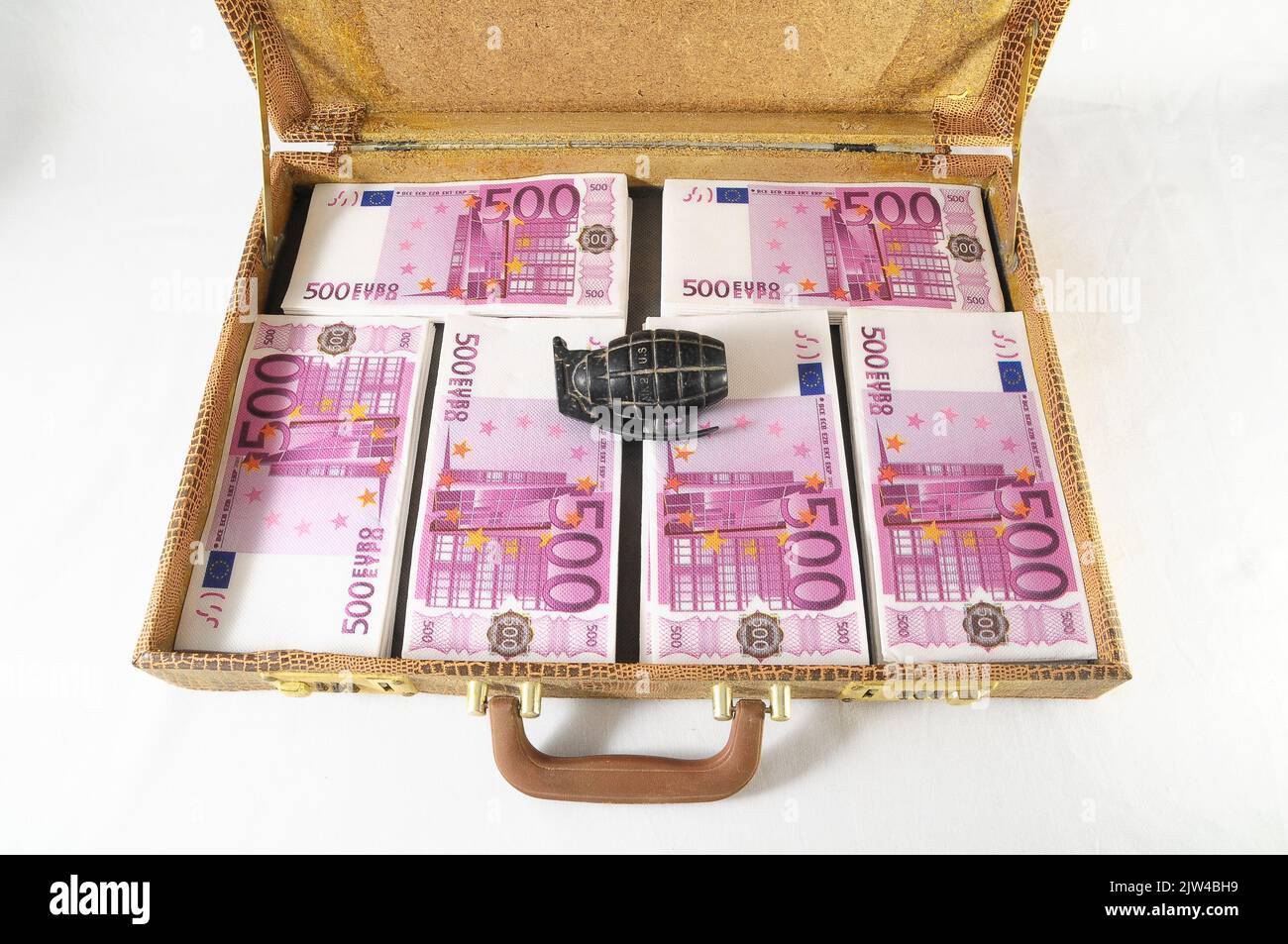 Un porte-documents en bois rempli d'argent et une grenade à main unique Banque D'Images