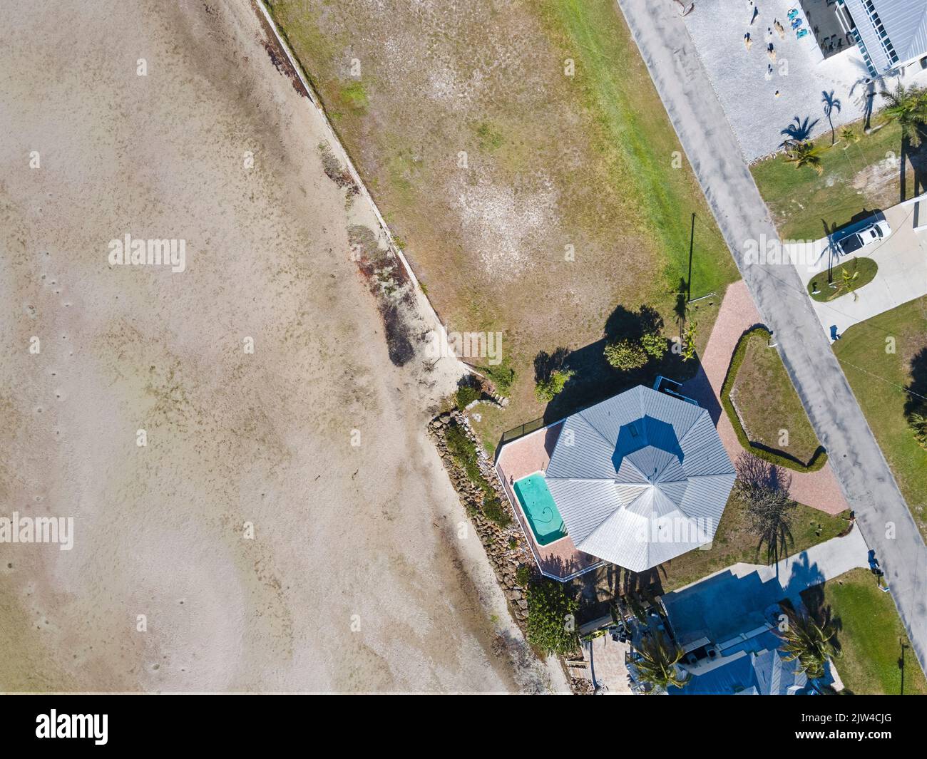 Belles propriétés en bord de mer situées à Saint James City en Floride. Image prise avec mon drone tout en photographiant une belle propriété. Banque D'Images