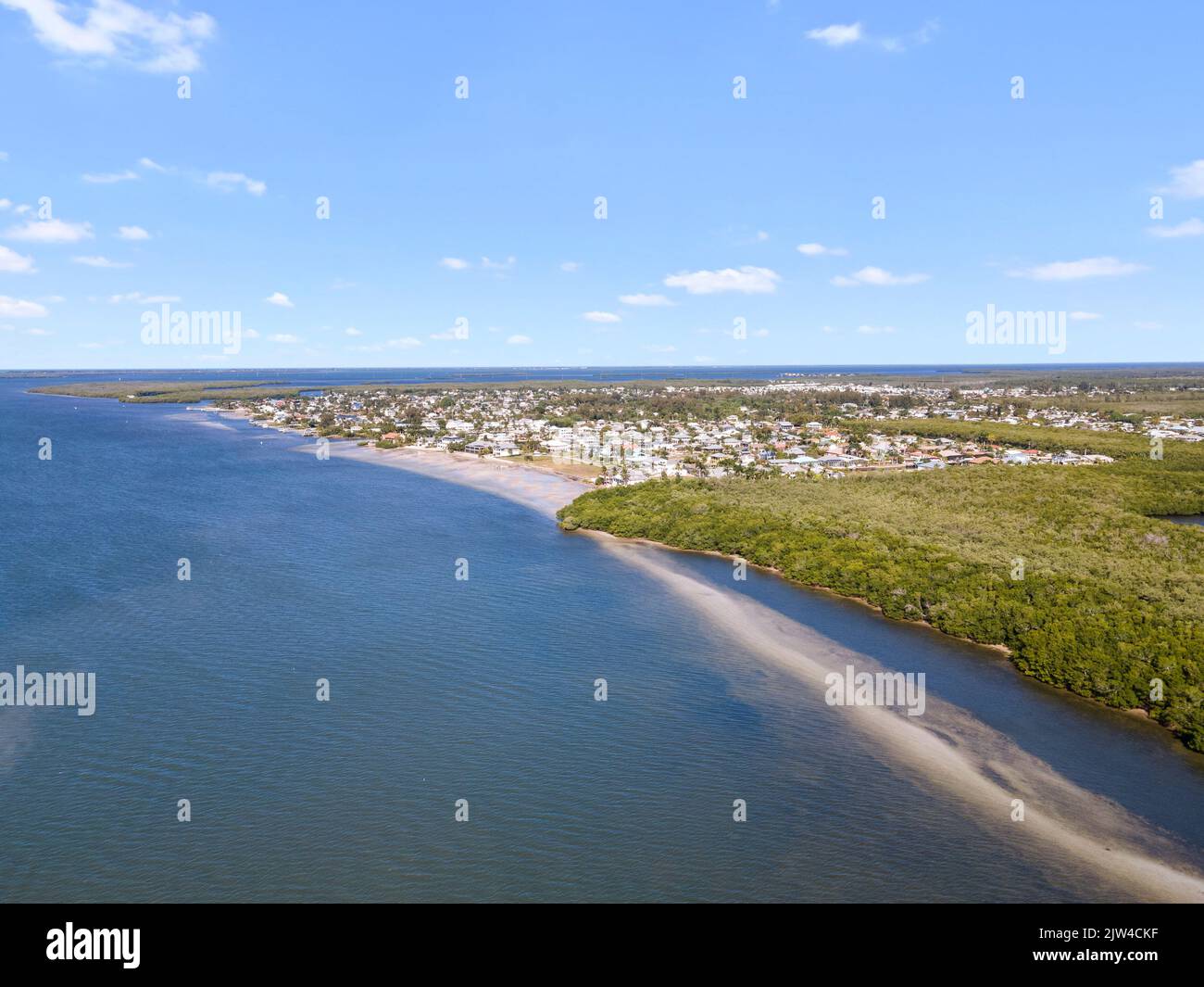 Belles propriétés en bord de mer situées à Saint James City en Floride. Image prise avec mon drone tout en photographiant une belle propriété. Banque D'Images