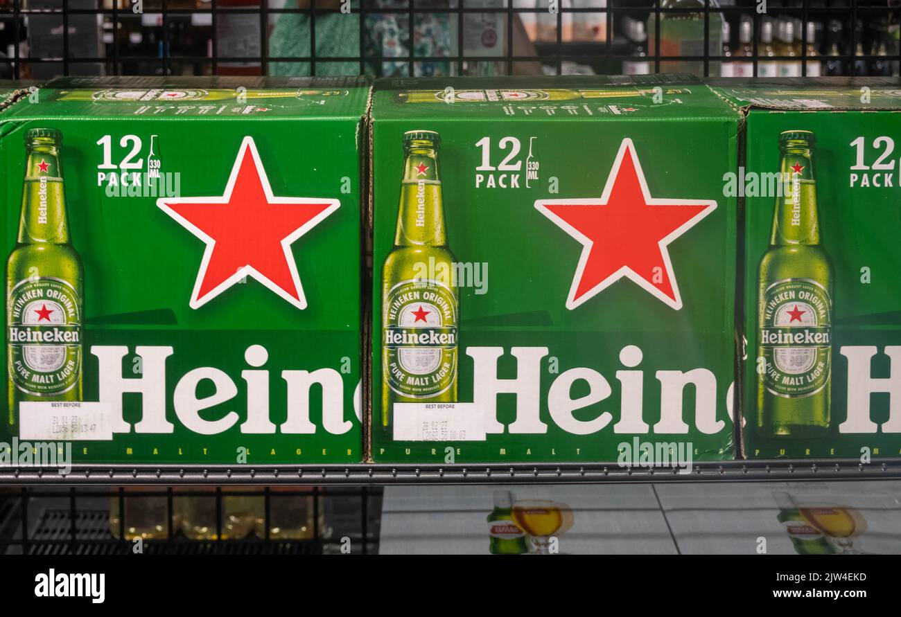 12 paquets de bière en bouteille Heineken sur une étagère de supermarché à Liverpool Banque D'Images