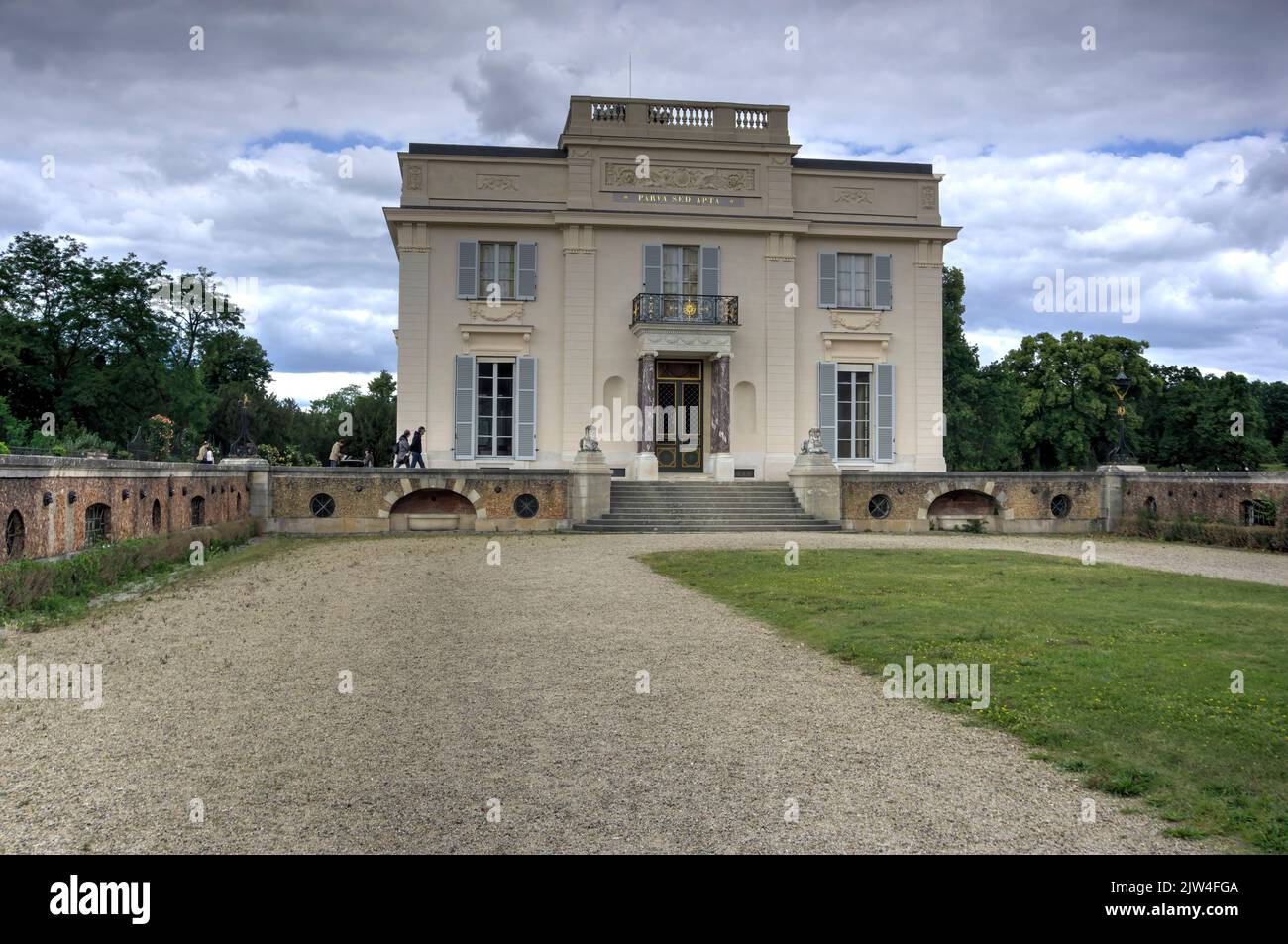 Paris, France - 29 mai 2022 : vue sur le devant du château de Bagatelle sur un jardin orné d'arbres, de pelouse, de haies et de touristes Banque D'Images