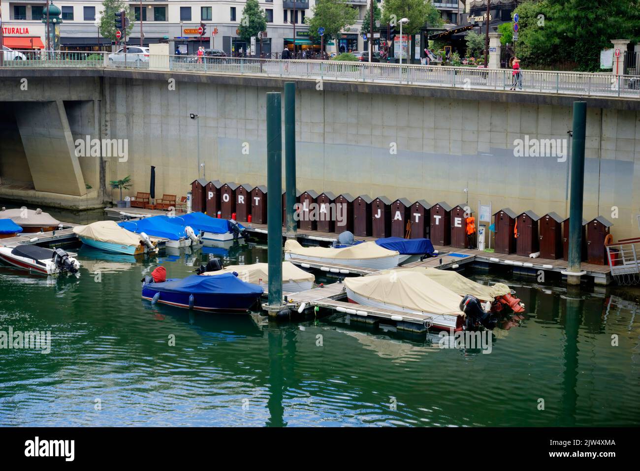 Paris, France - 29 mai 2022 : bateaux à vitesse amarrés sur la Seine à Port la Jatte Banque D'Images