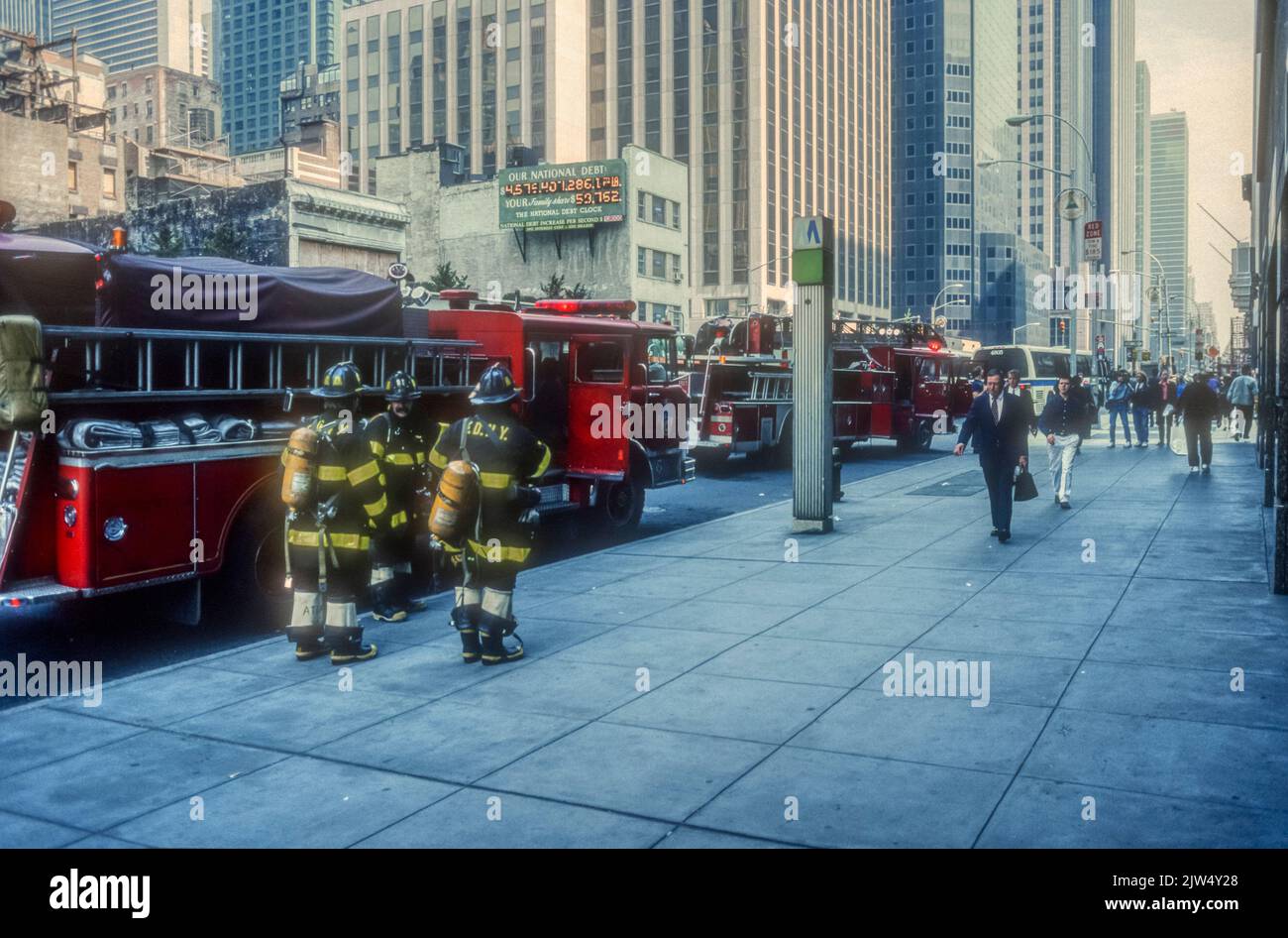 1990s photo d'archive de moteurs d'incendie sur 6th Avenue, New York. Banque D'Images