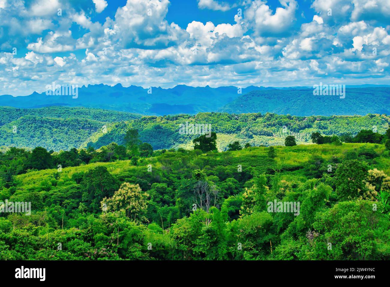 Vue sur les collines et les montagnes densément boisées des parcs nationaux Nam Nao et Phu Khiao, province de Phetchabun, Thaïlande Banque D'Images