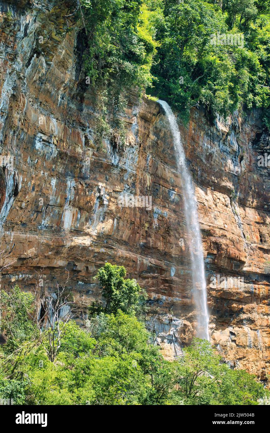 Cascade dans le profond Canyon de Nam Nao dans le parc national de Nam Nao, province de Phetchabun, Thaïlande Banque D'Images