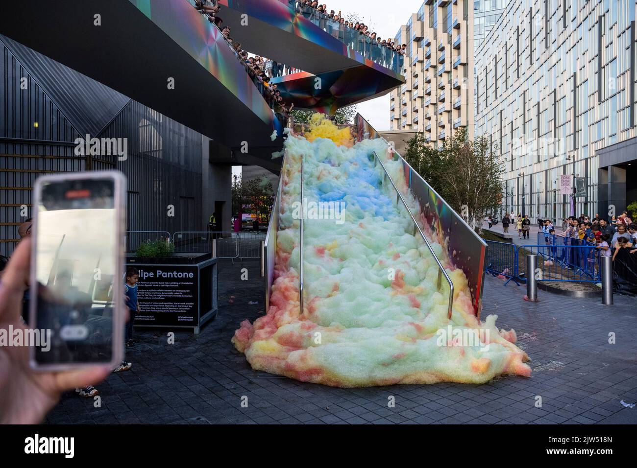 Londres, Royaume-Uni. 3 septembre 2022. L’artiste allemand Stephanie Lüning “Island of Foam: Version XVIII” est présentée en première au public britannique sur la péninsule de Greenwich dans le cadre du Festival international de Greenwich et Docklands (GDIF). L'œuvre est créée en direct et comprend une montagne de mousse de couleur arc-en-ciel qui pousse, change et enveloppe les caractéristiques architecturales. Le GDIF de cette année s'étend jusqu'au 11 septembre. Credit: Stephen Chung / Alamy Live News Banque D'Images