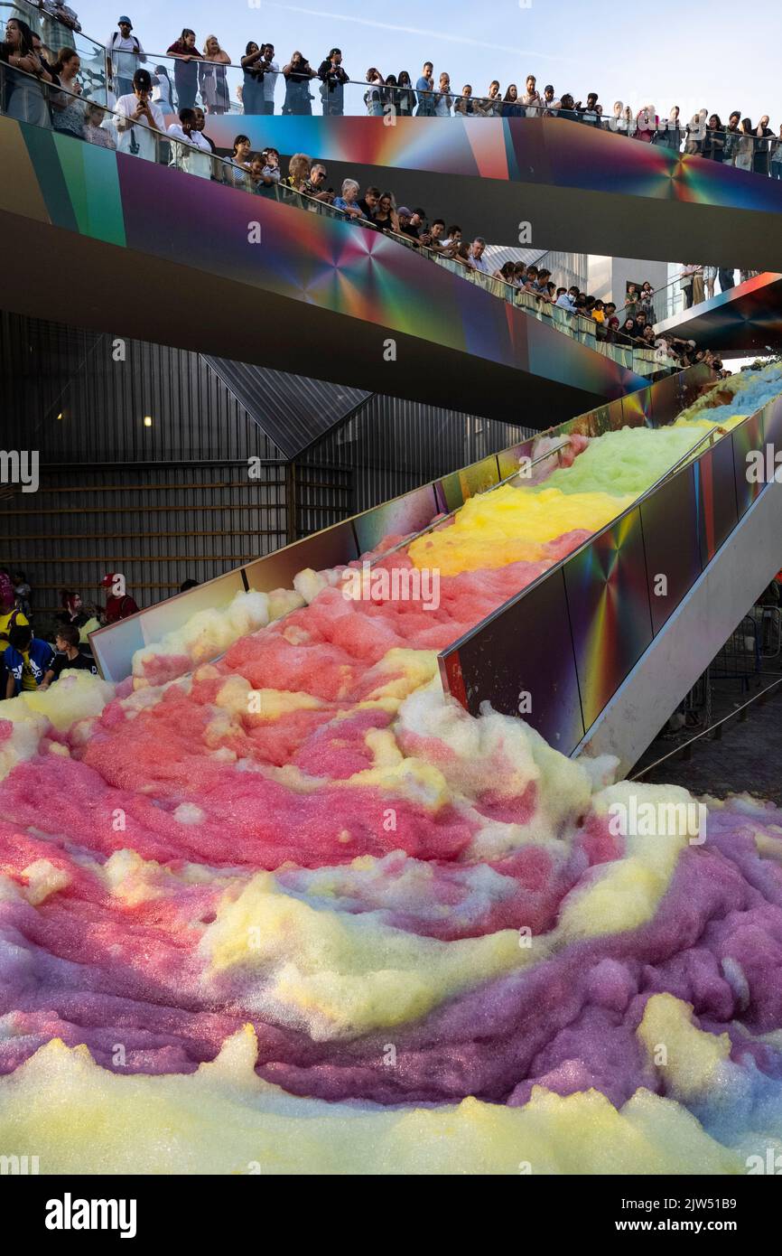 Londres, Royaume-Uni. 3 septembre 2022. L’artiste allemand Stephanie Lüning “Island of Foam: Version XVIII” est présentée en première au public britannique sur la péninsule de Greenwich dans le cadre du Festival international de Greenwich et Docklands (GDIF). L'œuvre est créée en direct et comprend une montagne de mousse de couleur arc-en-ciel qui pousse, change et enveloppe les caractéristiques architecturales. Le GDIF de cette année s'étend jusqu'au 11 septembre. Credit: Stephen Chung / Alamy Live News Banque D'Images