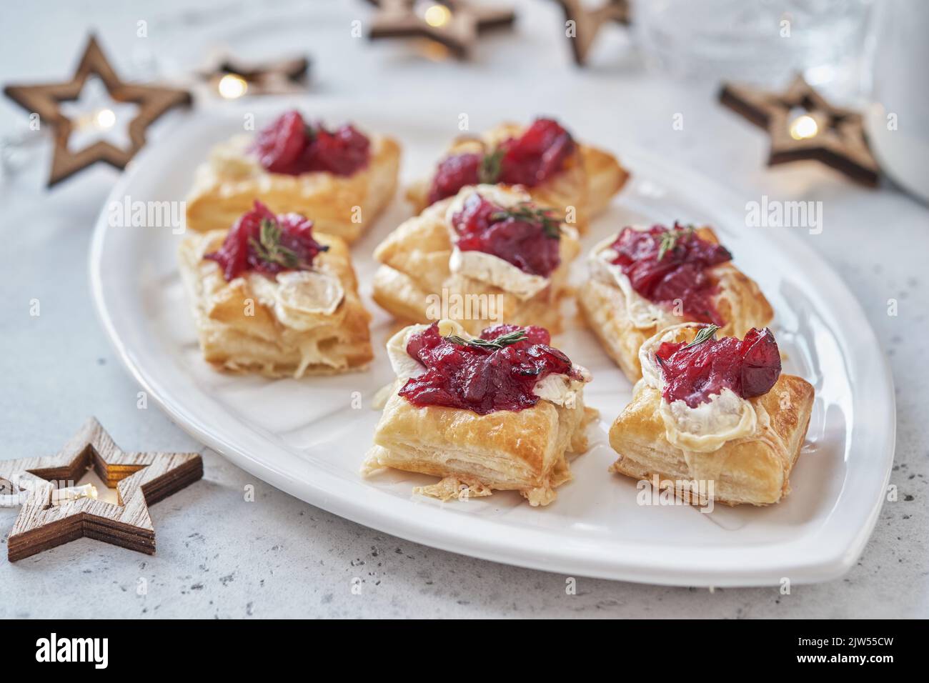 hors-d'œuvre avec sauce aux canneberges, fromage de brie et thym Banque D'Images