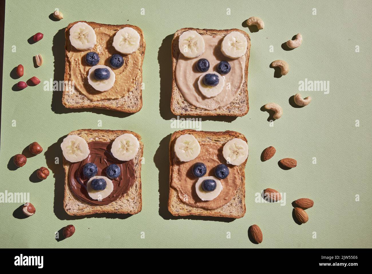 Les enfants sont drôles avec toasts beurres de noix Banque D'Images