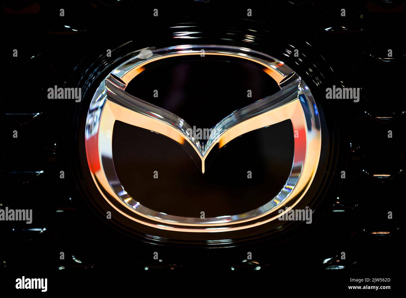 Sofia, Bulgarie - 3 juin 2022 : un gros plan du logo Mazda est visible sur une voiture au Sofia Motor Show. Banque D'Images