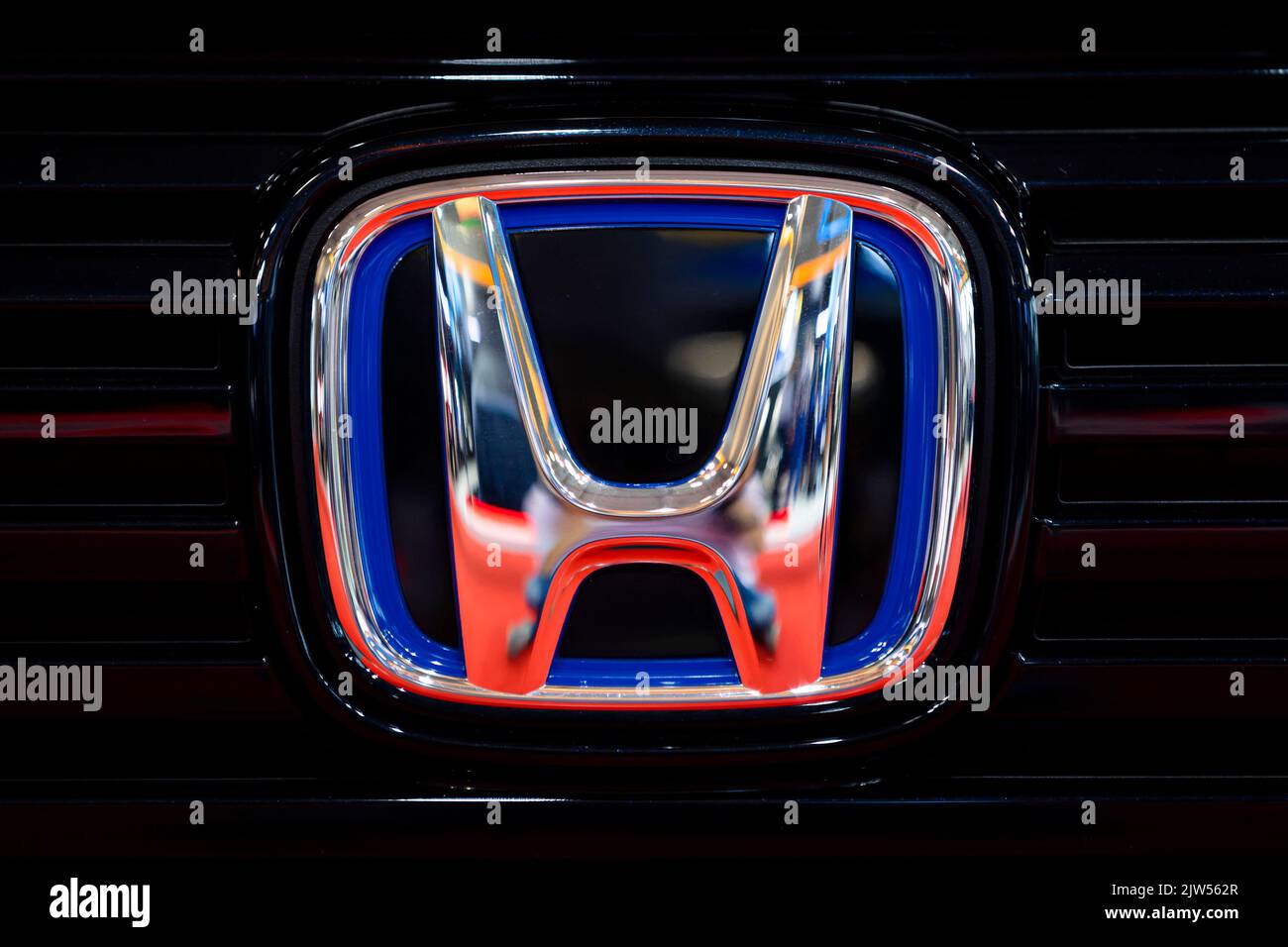 Sofia, Bulgarie - 3 juin 2022 : un gros plan du logo Honda est visible sur une voiture au salon de l'automobile de Sofia. Banque D'Images Sofia, Bulgarie - 3 juin 2022 : un gros plan du logo Honda est visible sur une voiture au salon de l'automobile de Sofia. Banque D'Images