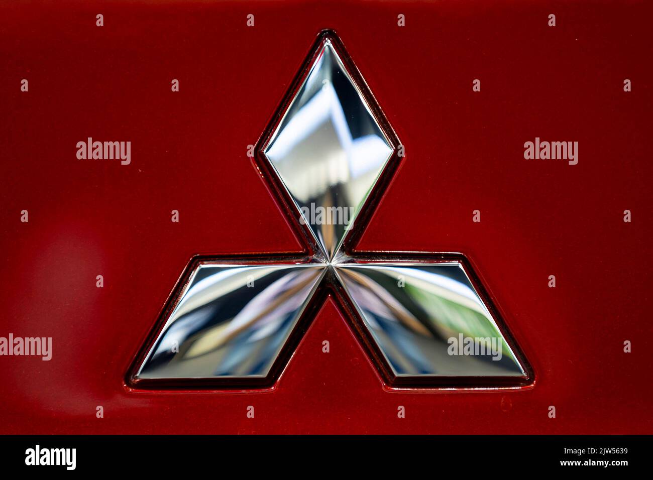 Sofia, Bulgarie - 3 juin 2022 : gros plan du logo Mitsubishi en rouge au salon de l'automobile de Sofia. Banque D'Images