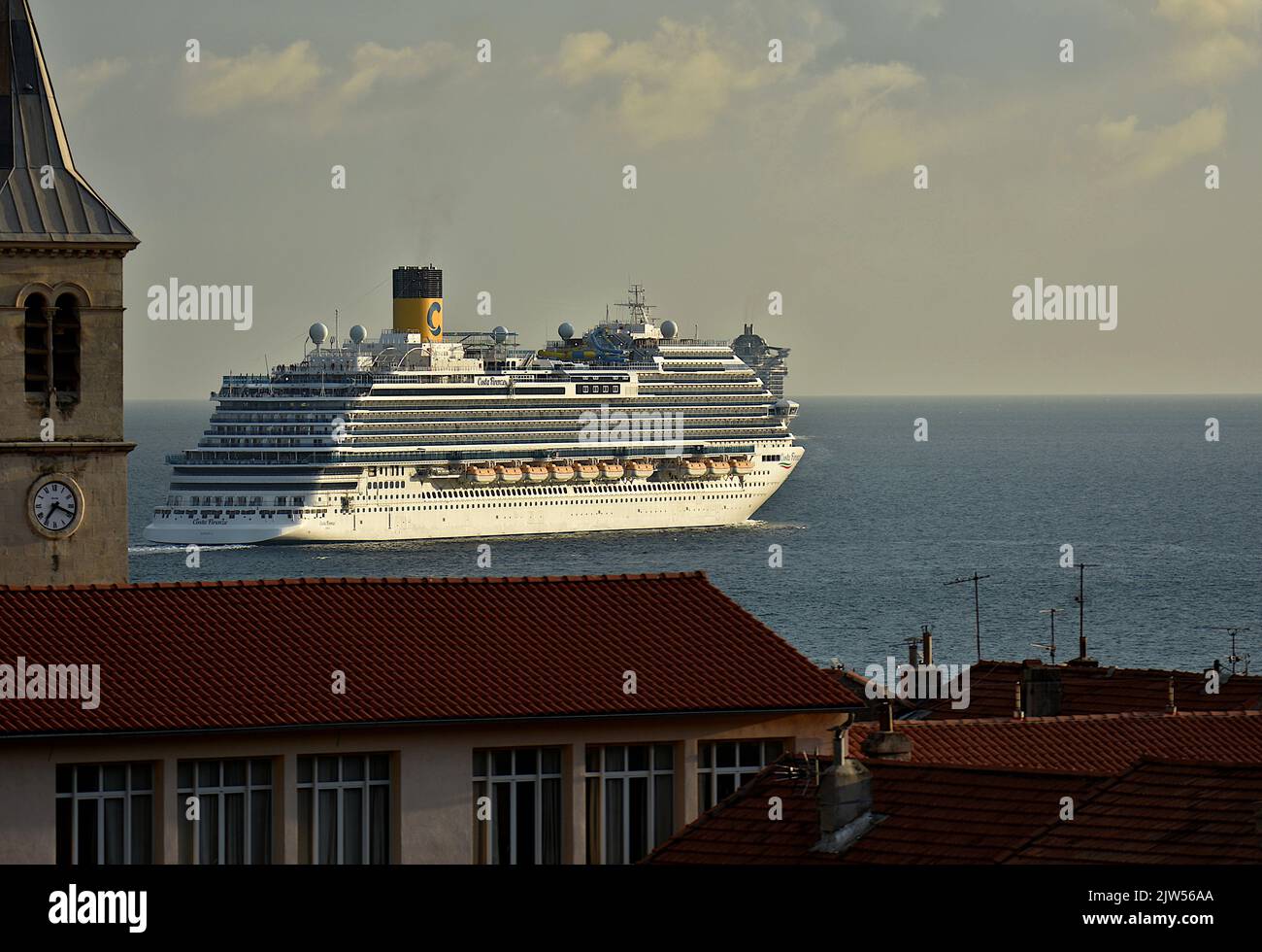 Les paquebots de croisière de la Costa Firenze quittent le port français méditerranéen de Marseille. Banque D'Images