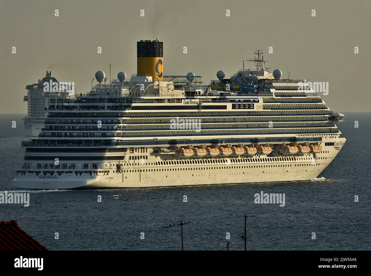 Les paquebots de croisière MSC Seaside et Costa Firenze quittent le port méditerranéen français de Marseille. Banque D'Images