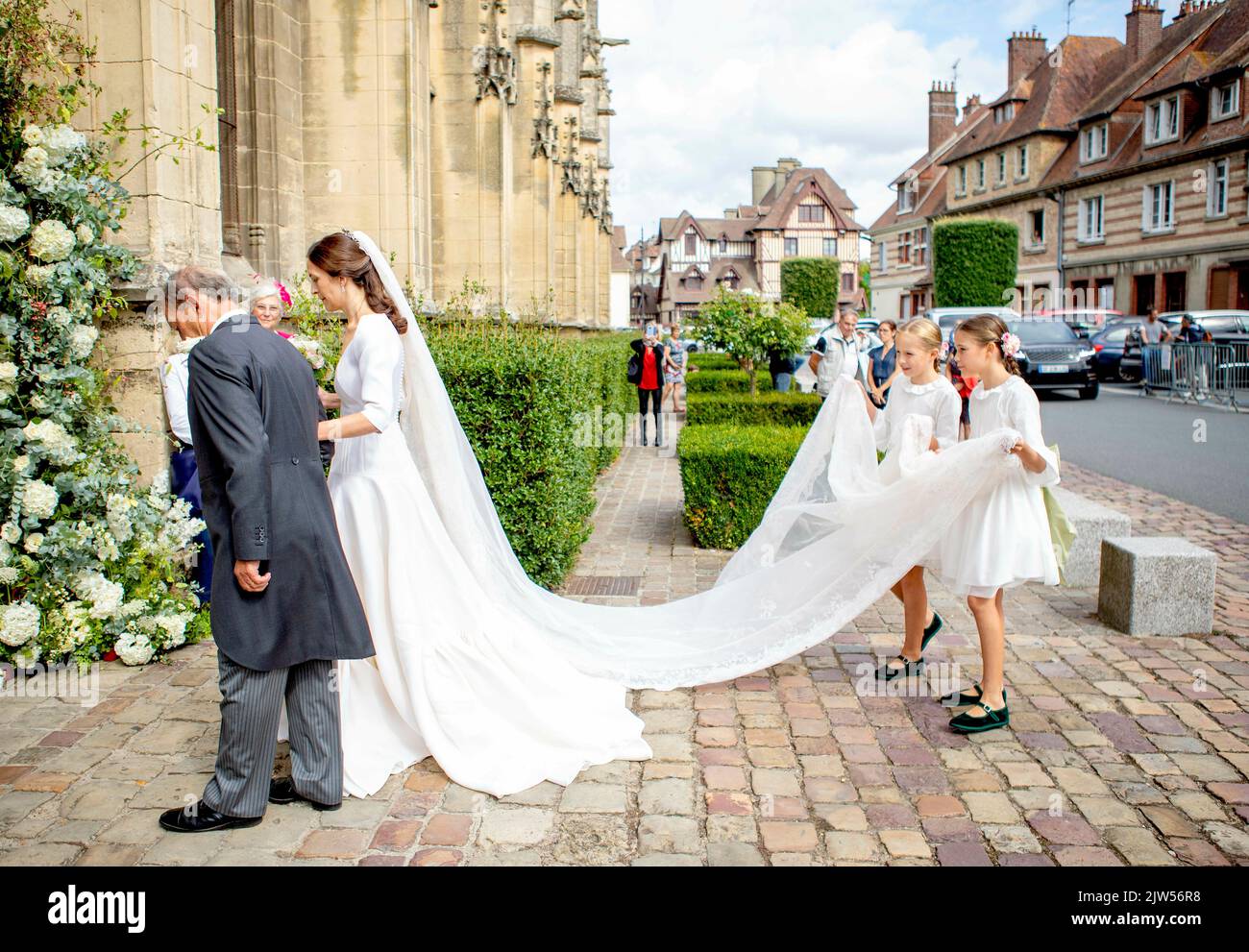 Mariage Charles Henri D Udekem D Acoz Caroline Philippe et son père arrivent à l'Eglise Saint-Michel à  Pont-l'Eveque, sur 03 septembre 2022, pour son mariage avec le comte Charles  Henri d'Udekem d'Acoz photo: Albert Nieboer/pays-Bas OUT/point de vue OUT