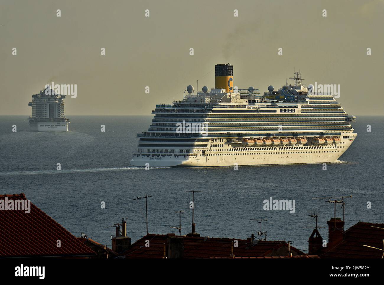 Marseille, France. 2nd septembre 2022. Le MSC Seaside (L) et la Costa Firenze (R) quittent le port méditerranéen français de Marseille. (Image de crédit : © Gerard Bottino/SOPA Images via ZUMA Press Wire) Banque D'Images