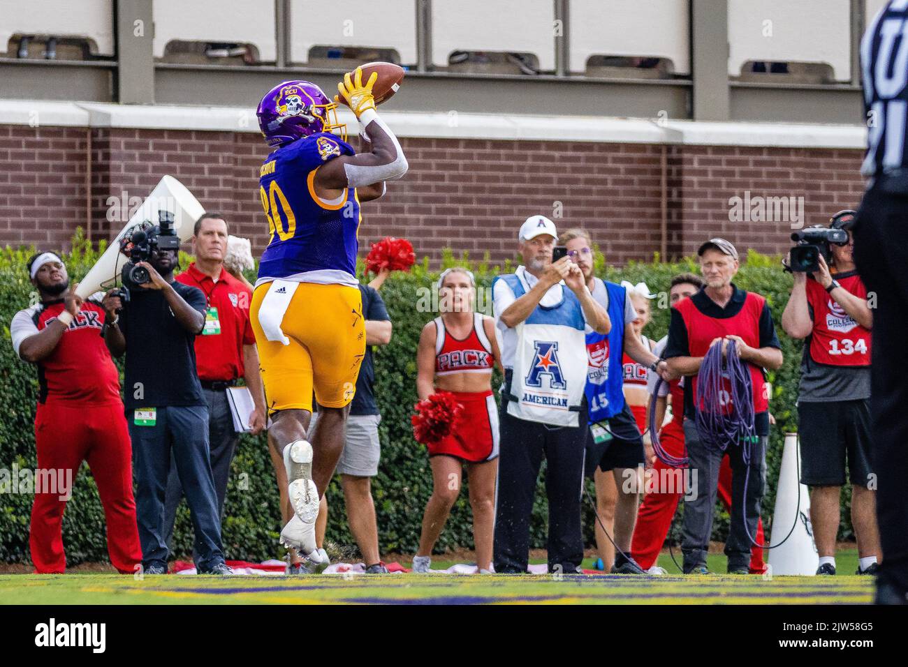 Greenville, Caroline du Nord, États-Unis. 3rd septembre 2022. East Carolina Pirates Tight End Shane Calhoun (80) fait le refrain contre le Wolfpack de l'État de Caroline du Nord pendant le troisième quart du match de football de la NCAA au stade Dowdy-Ficklen à Greenville, en Caroline du Nord. (Scott Kinser/CSM). Crédit : csm/Alay Live News Banque D'Images