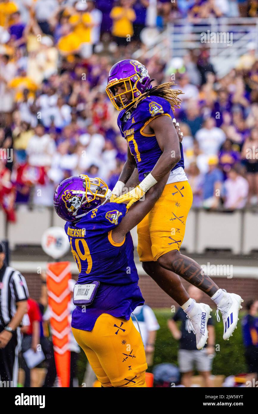 Greenville, Caroline du Nord, États-Unis. 3rd septembre 2022. Le joueur offensif Noah Henderson (69) de East Carolina Pirates lève les pirates de l'est en marche arrière Rahjai Harris (47) après son touchdown au quatrième trimestre contre le Wolfpack de l'État de Caroline du Nord lors du match de football de la NCAA au stade Dowdy-Ficklen à Greenville, en Caroline du Nord. (Scott Kinser/CSM). Crédit : csm/Alay Live News Banque D'Images