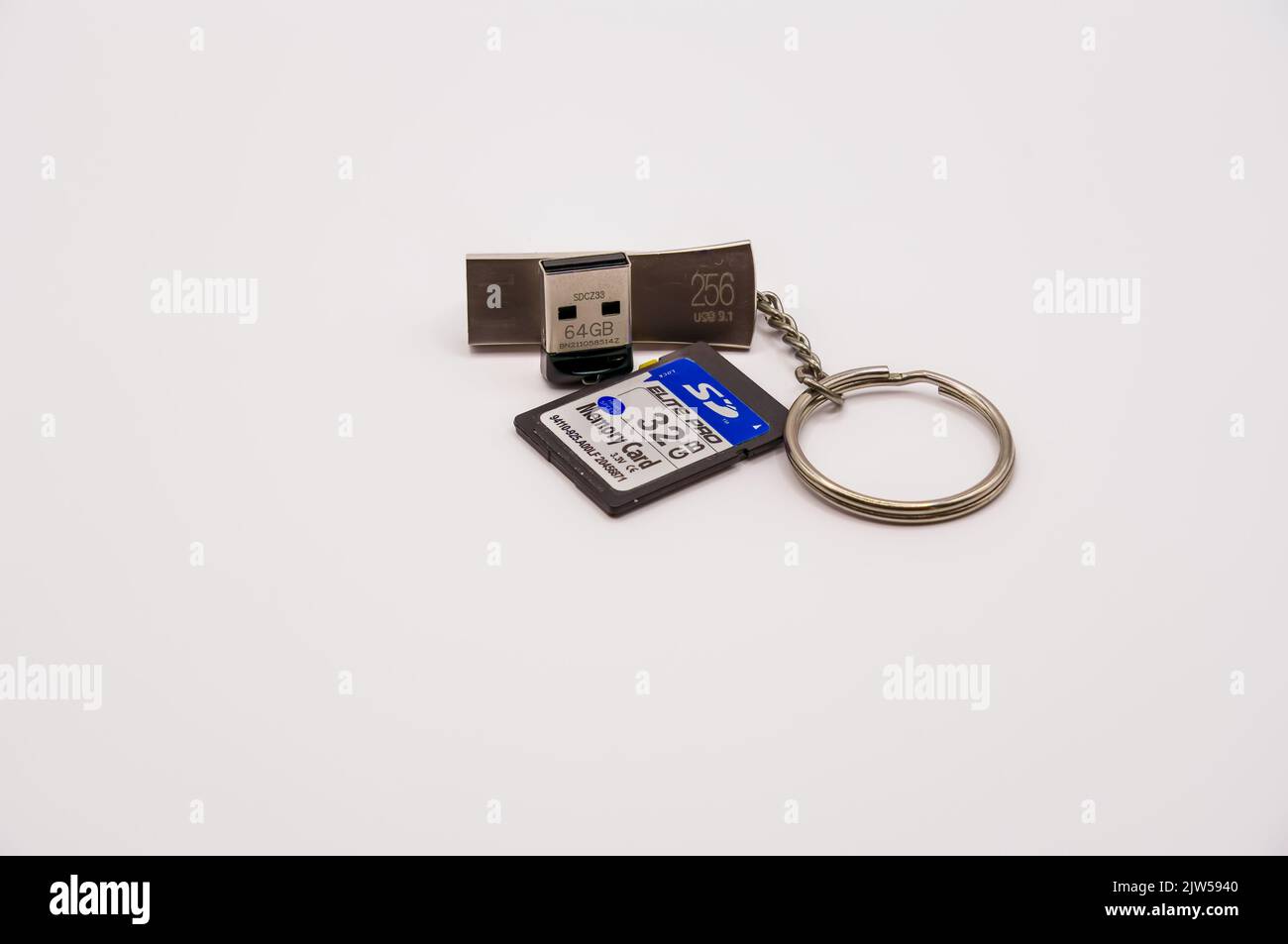 Gros plan de trois clés USB 3,1, une sur une chaîne porte-clés Banque D'Images