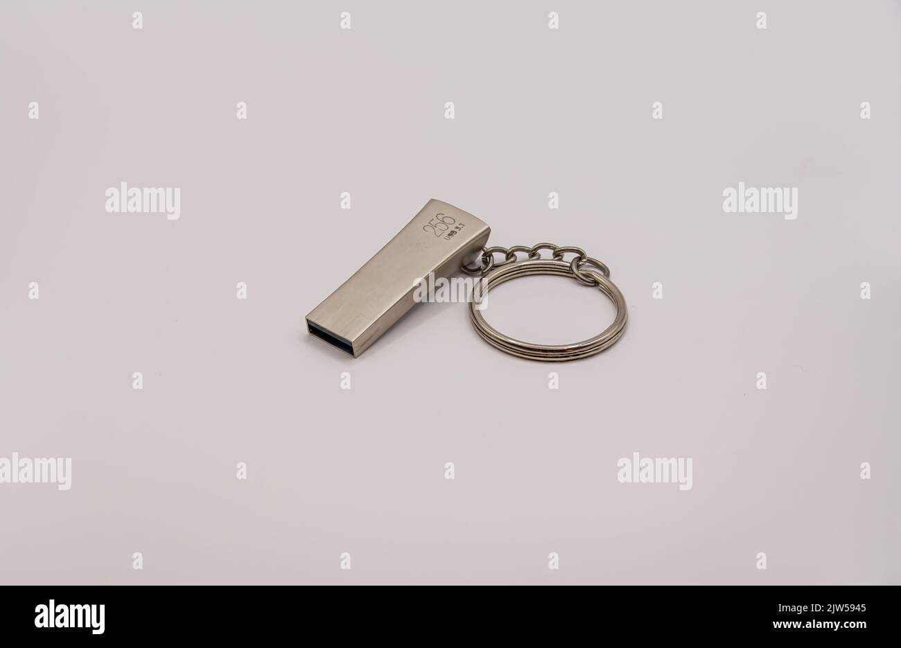 Gros plan d'une clé USB 3,1 argentée 256GB sur une chaîne porte-clés Banque D'Images