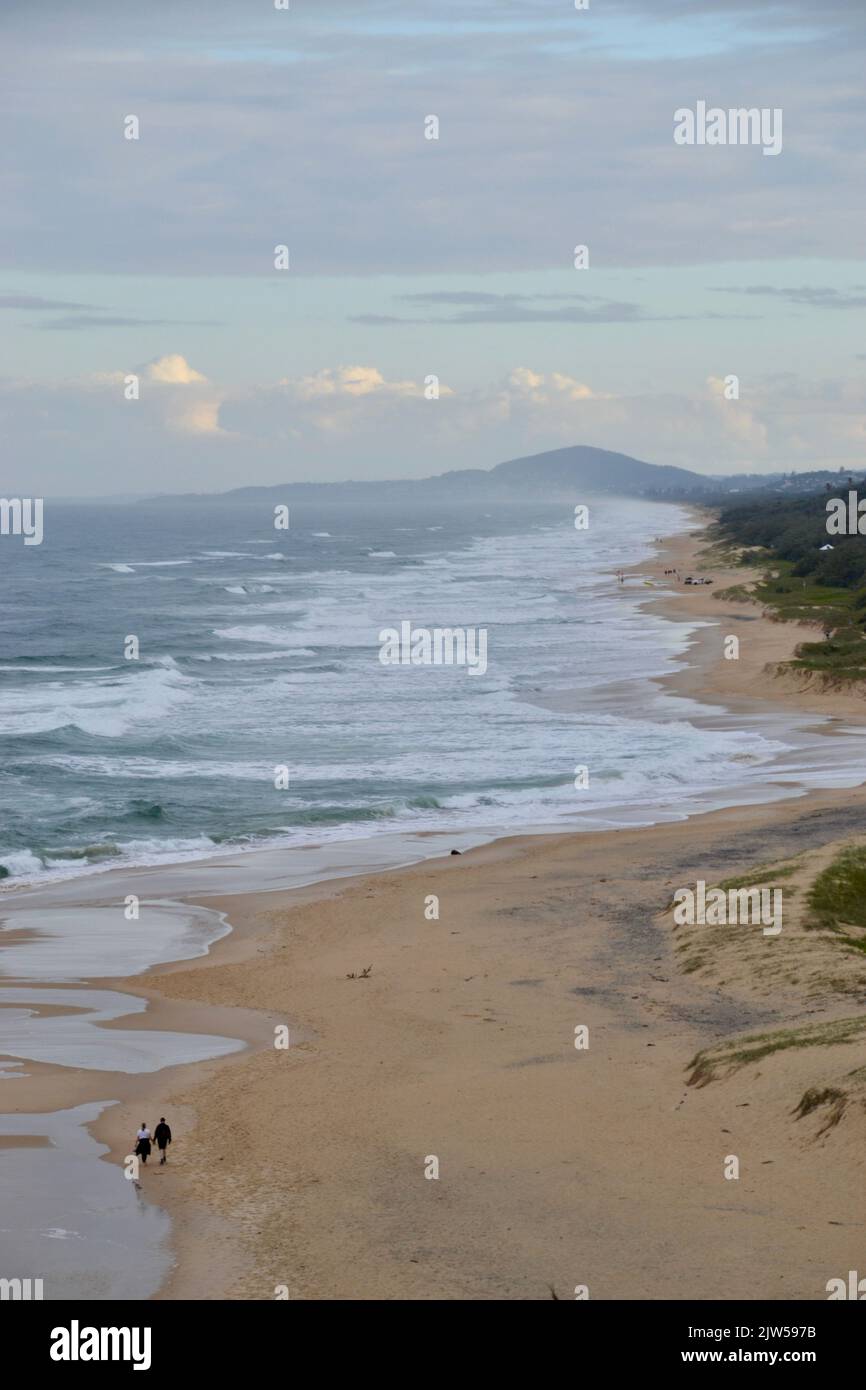 Portrait d'un grand angle d'une journée sauvage de surf dangereux sur Queensland Sunshine Coast à Sunshine Beach en regardant vers le bas l'eau vive et l'érosion Banque D'Images