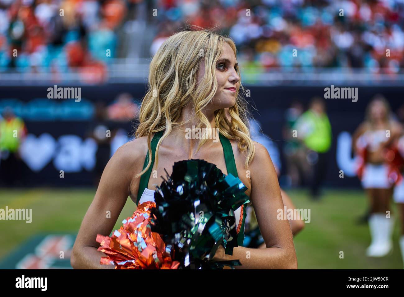 Miami Gardens, Floride, États-Unis. 3rd septembre 2022. Miami Hurricanes les meneurs contre l'équipe Bethune-Cookman Wildcats pendant la saison de football 2022 de la NCAA au Hard Rock Stadium de Miami Gardens, en Floride. Credit: Yaroslav Sabitov/YES Market Media/Alay Live News Banque D'Images