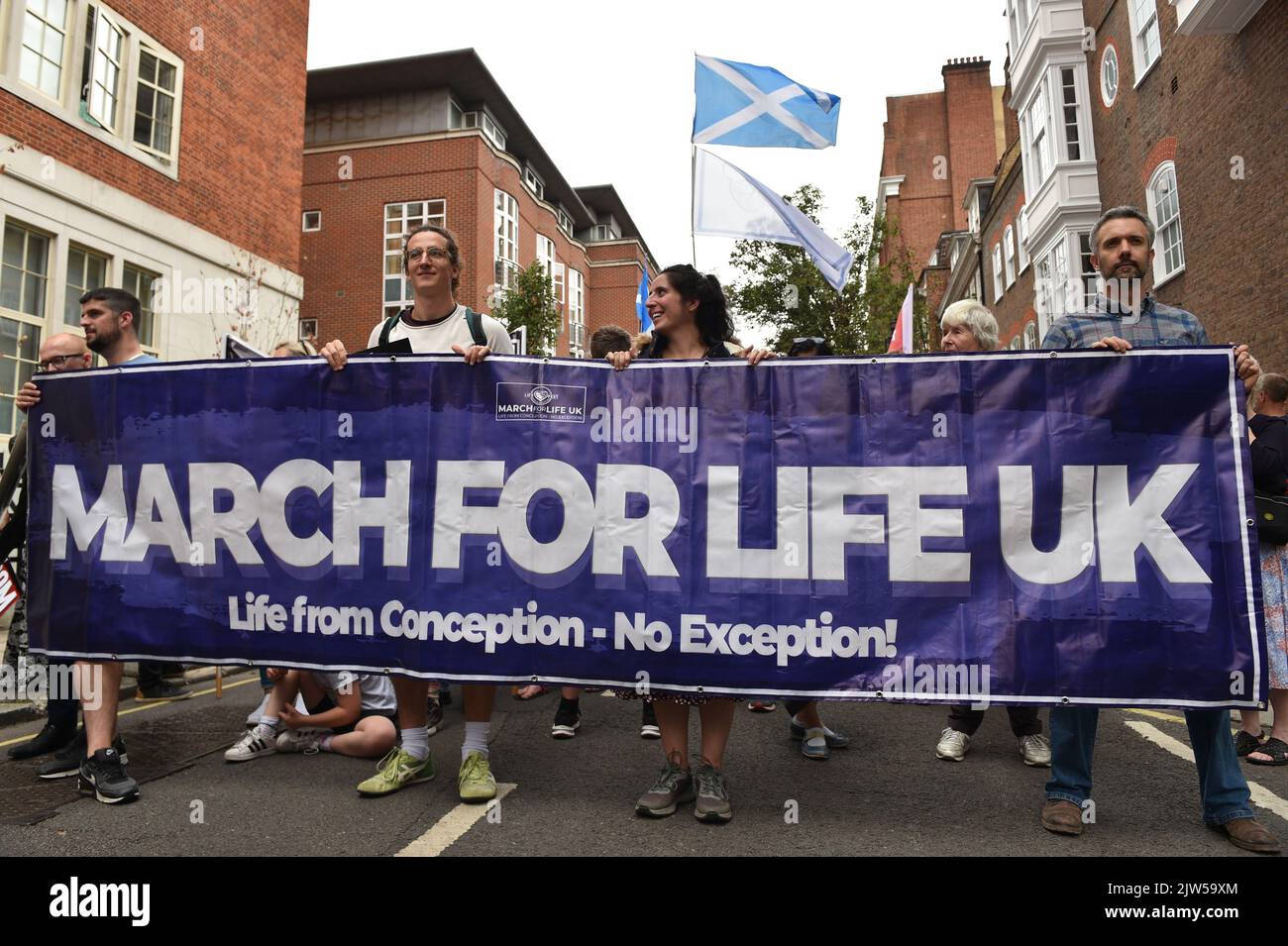 Londres, Angleterre, Royaume-Uni. 3rd septembre 2022. Les manifestants tiennent une bannière qui se lit comme suit : « Arch for Life UK », pendant le rallye. Des militants anti-avortement et des manifestants « Pro Life » ont défilé à travers le centre de Londres jusqu'à la place du Parlement pour marquer leur opposition à la loi sur l'avortement au Royaume-Uni. (Image de crédit : © Thomas Krych/ZUMA Press Wire) Banque D'Images