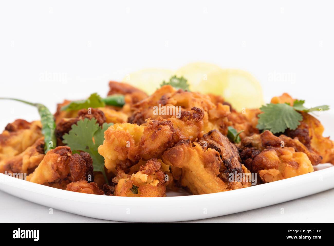 Beignets indiens favoris pour le thé le chou-fleur Pakoda également appelé Gobi Papora est fait de fleurs fraîches de Brassica oleracea mélangées à la farine de Gram Bengale Banque D'Images