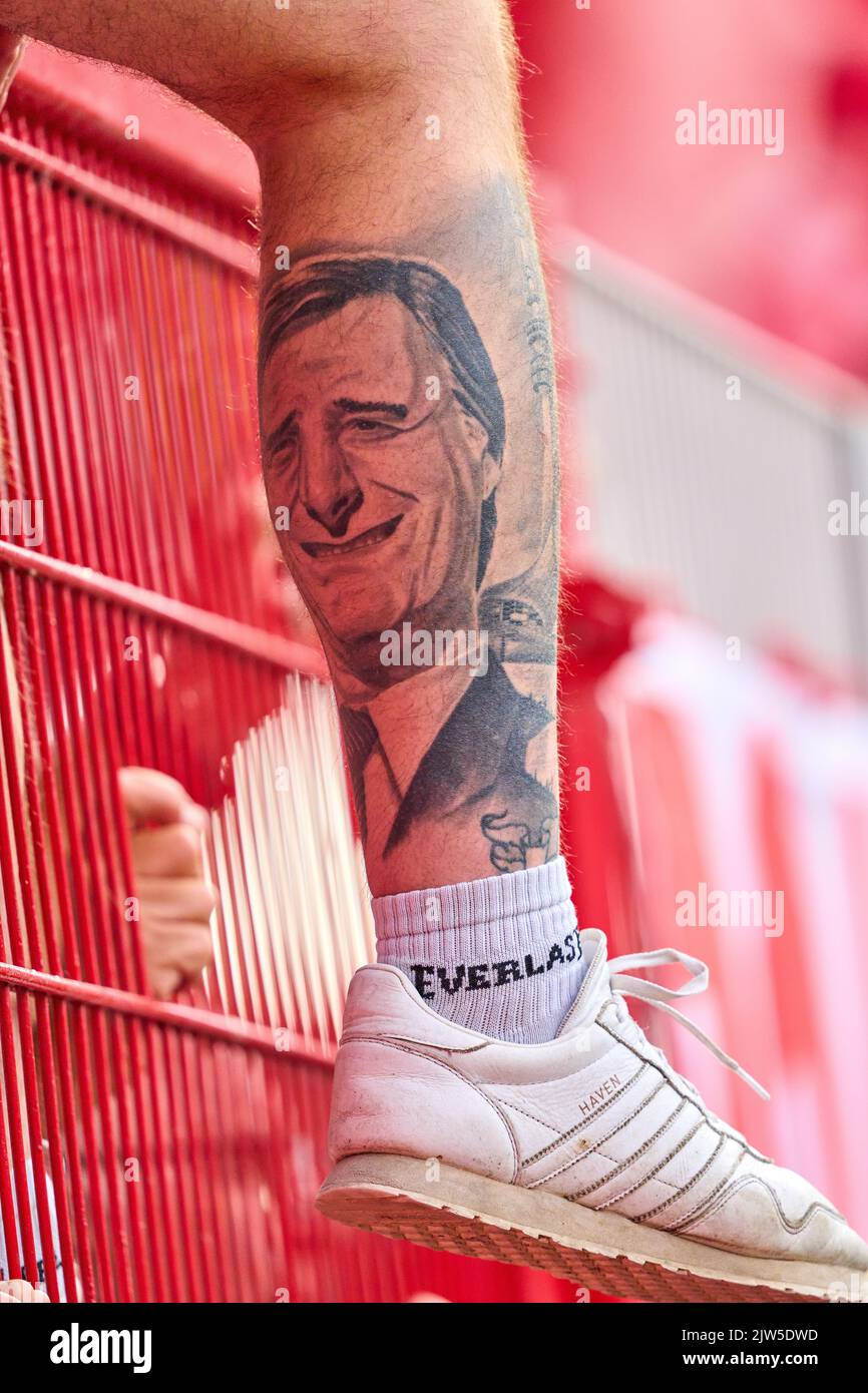 FCB fan tatouage avec Helmut Fischer, alias Monaco Franze (acteur, GER) sur sa wade dans le match 1.FC UNION BERLIN - FC BAYERN MUENCHEN 1-1 1.Ligue allemande de football le 3 septembre 2022 à Berlin, Allemagne. Saison 2022/2023, match jour 5, 1.Bundesliga, FCB, München, 5.balise Spieltag. © Peter Schatz / Alamy Live News - LE RÈGLEMENT DFL INTERDIT TOUTE UTILISATION DE PHOTOGRAPHIES comme SÉQUENCES D'IMAGES et/ou QUASI-VIDÉO - Banque D'Images
