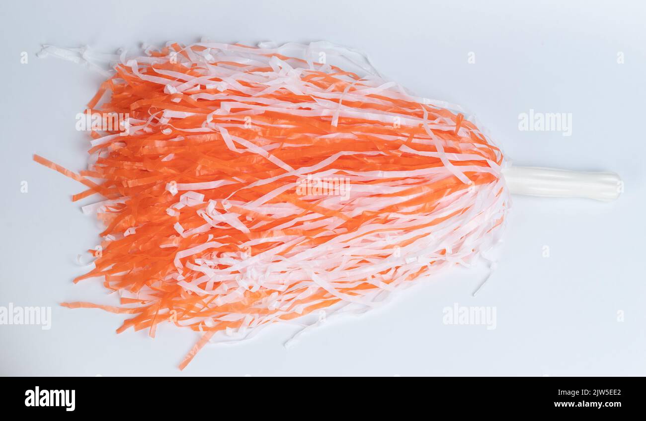 Peluche de pompon orange isolée sur fond blanc de studio Banque D'Images