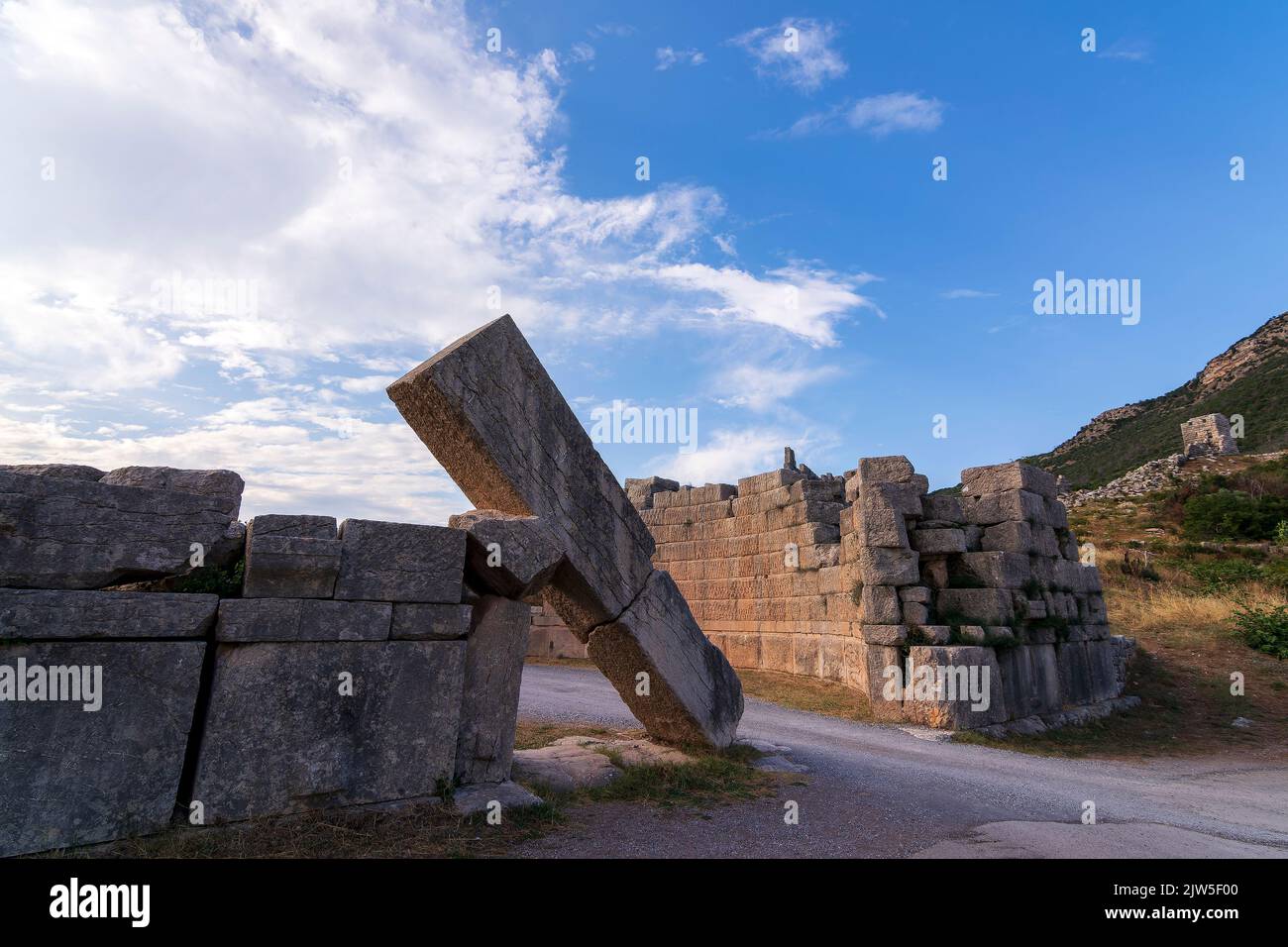 Ruines de la porte d'Arcadie et murs près de l'ancien Messène (Messini). Grèce. Banque D'Images