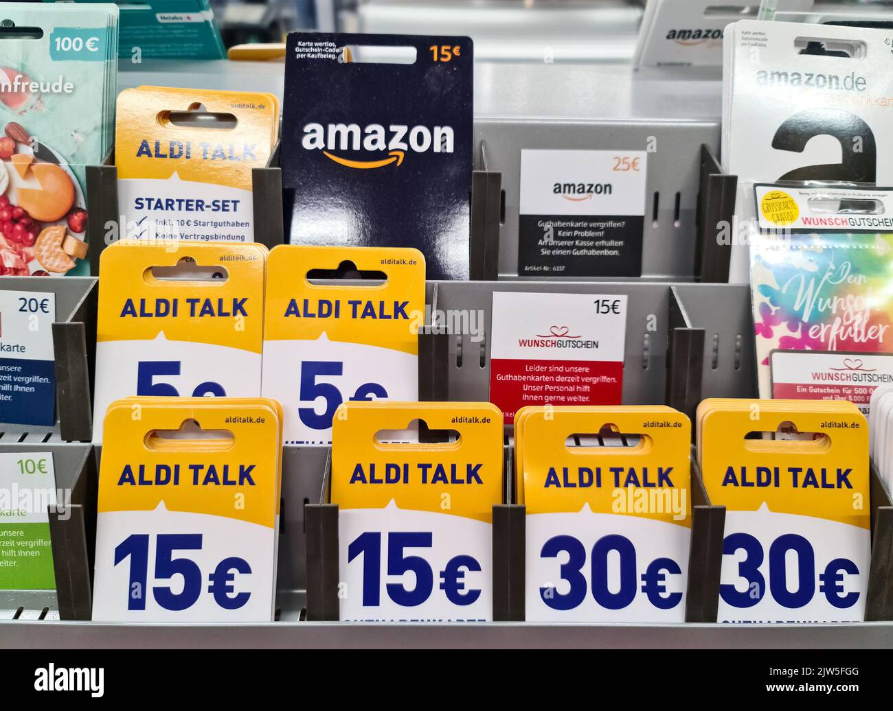 Vue Sur La Prise De Carte De Bons Cadeaux De Netflix à La Main Dans Le  Supermarché Allemand Photographie éditorial - Image du juillet, marque:  195747047