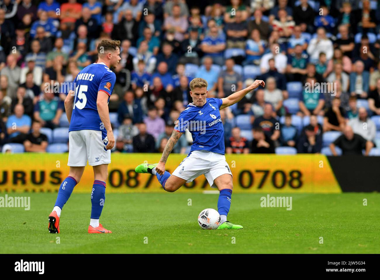 Charlie Cooper d'Oldham Athletic lors du match de la Vanarama National League entre Oldham Athletic et Chesterfield à Boundary Park, Oldham, le samedi 3rd septembre 2022. (Credit: Eddie Garvey | MI News) Credit: MI News & Sport /Alay Live News Banque D'Images